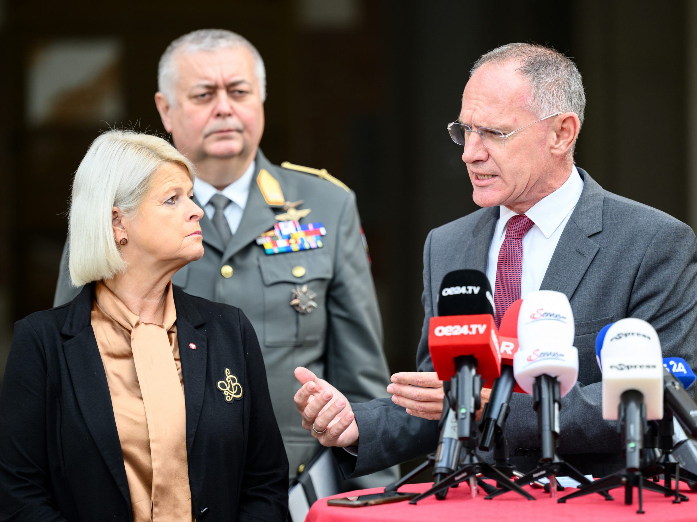 Statement der Regierung nach Sitzung des Krisenkabinetts. Statement der Regierung nach Sitzung des Krisenkabinetts.