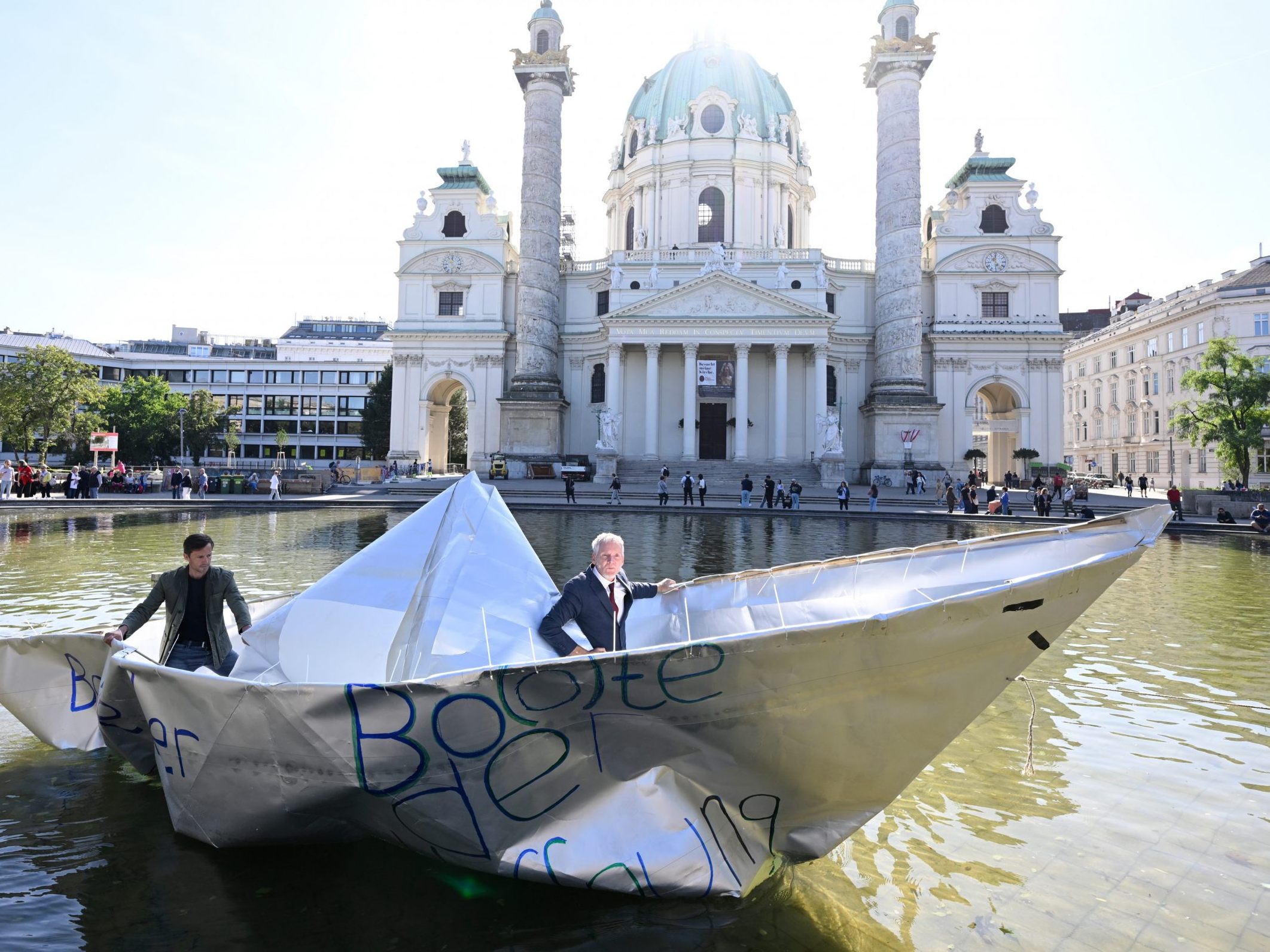 Kunstaktion am Wiener Karlsplatz.