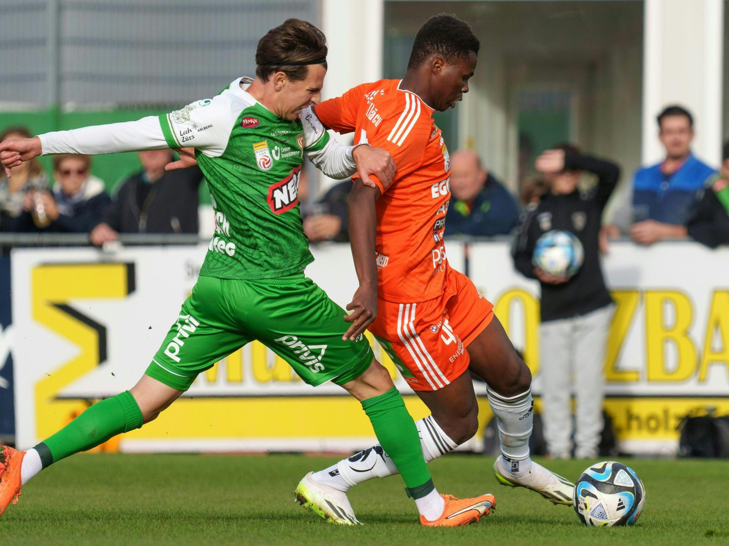 Daniel Tiefenbach (l./SC Austria Lustenau) und Mamadou Sangare (TSV Egger Glas Hartberg) am Sonntag, 29. Oktober 2023, während der Admiral Bundesliga-Begegnung, 12. Runde, zwischen SC Austria Lustenau und TSV Egger Glas Hartberg in Lustenau.