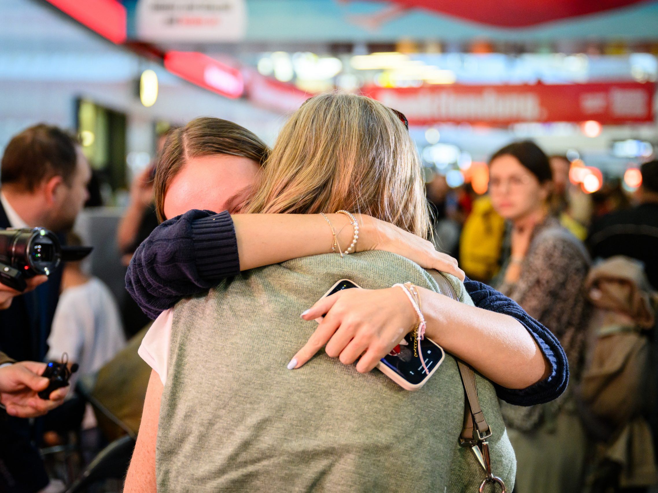 Passagiere des Evakuierungsfluges aus Tel Aviv (Israel) am Donnerstag, 12. Oktober 2023, nach der Ankunft am Flughafen Wien in Schwechat. Passagiere des Evakuierungsfluges aus Tel Aviv (Israel) am Donnerstag, 12. Oktober 2023, nach der Ankunft am Flughafen Wien in Schwechat.