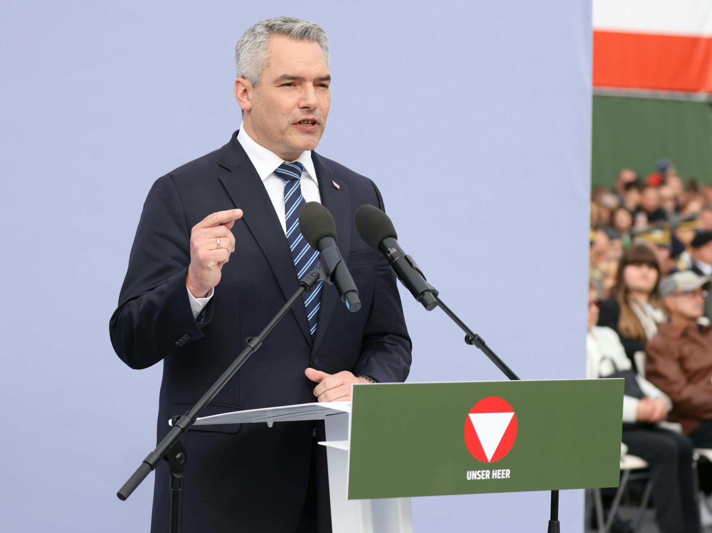 Bundeskanzler Karl Nehamer (ÖVP) bekam Häme für seinen Post zum Nationalfeiertag auf Twitter (X).
