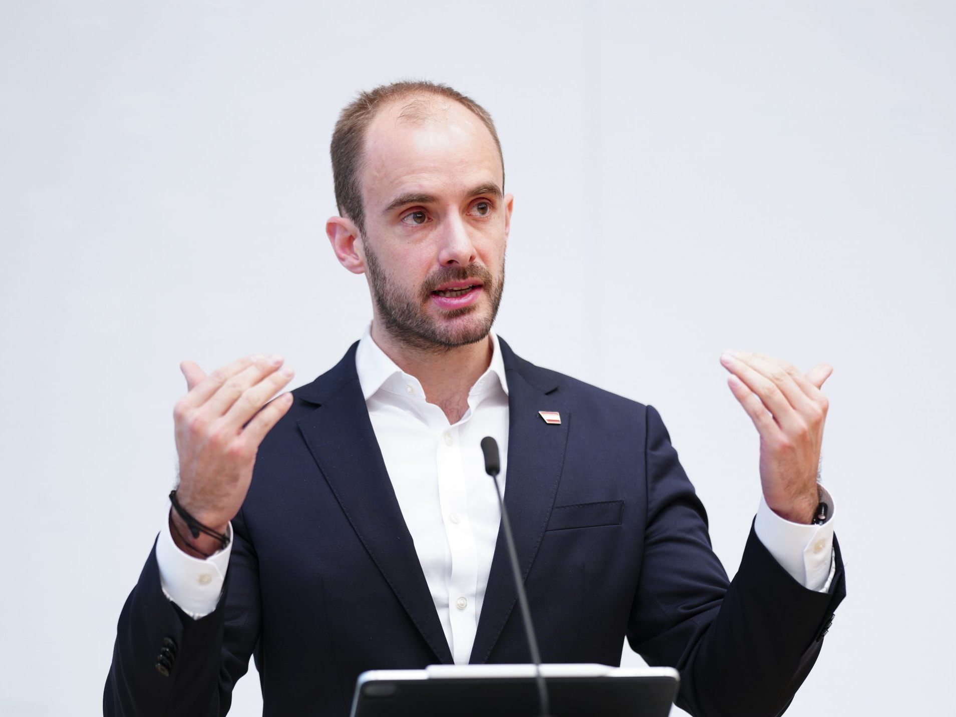 Staatssekretär Florian Tursky kündigt eine KI-Kennzeichnungspflicht an.