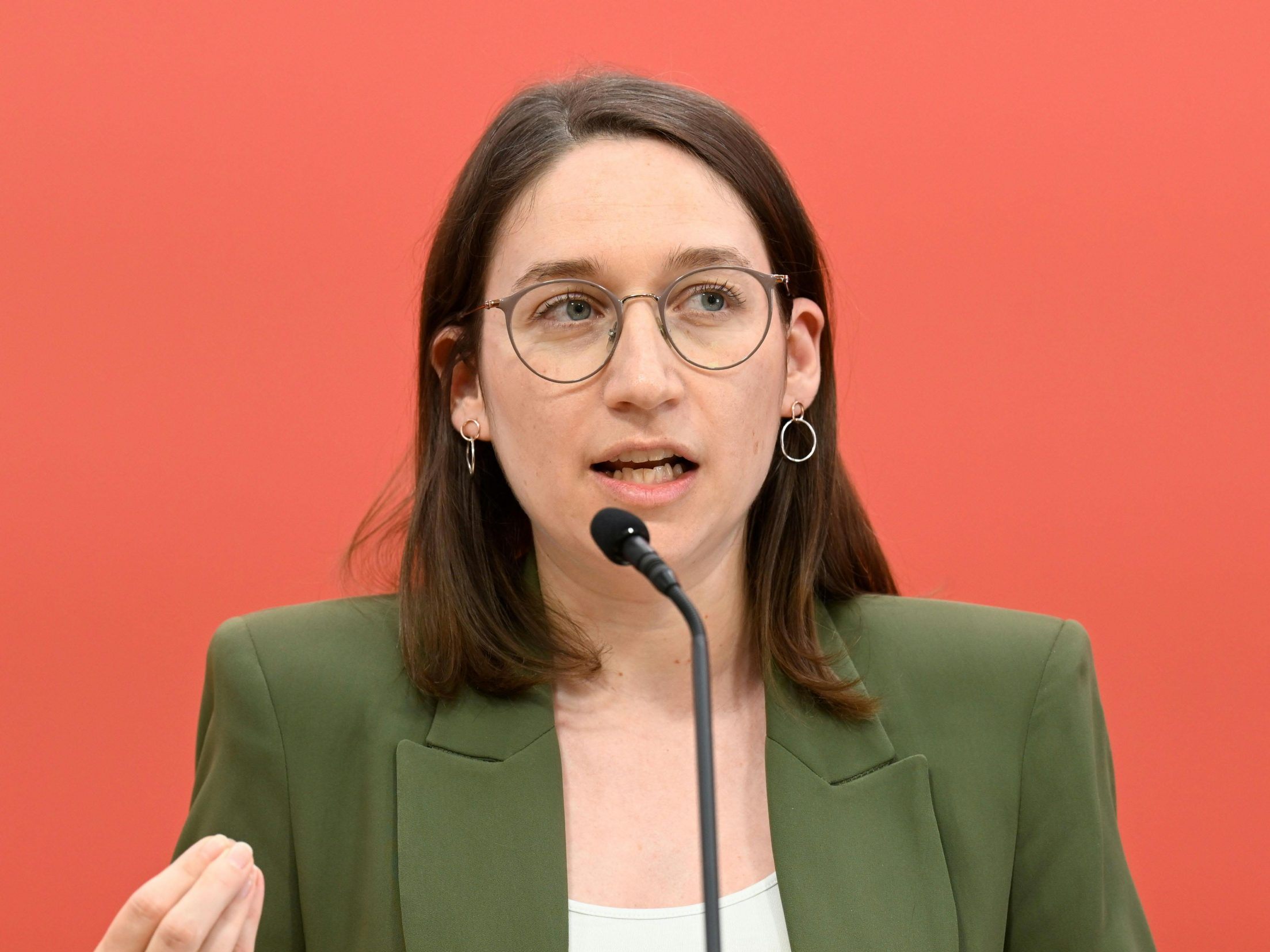 Herr kritisierte die Regierung.