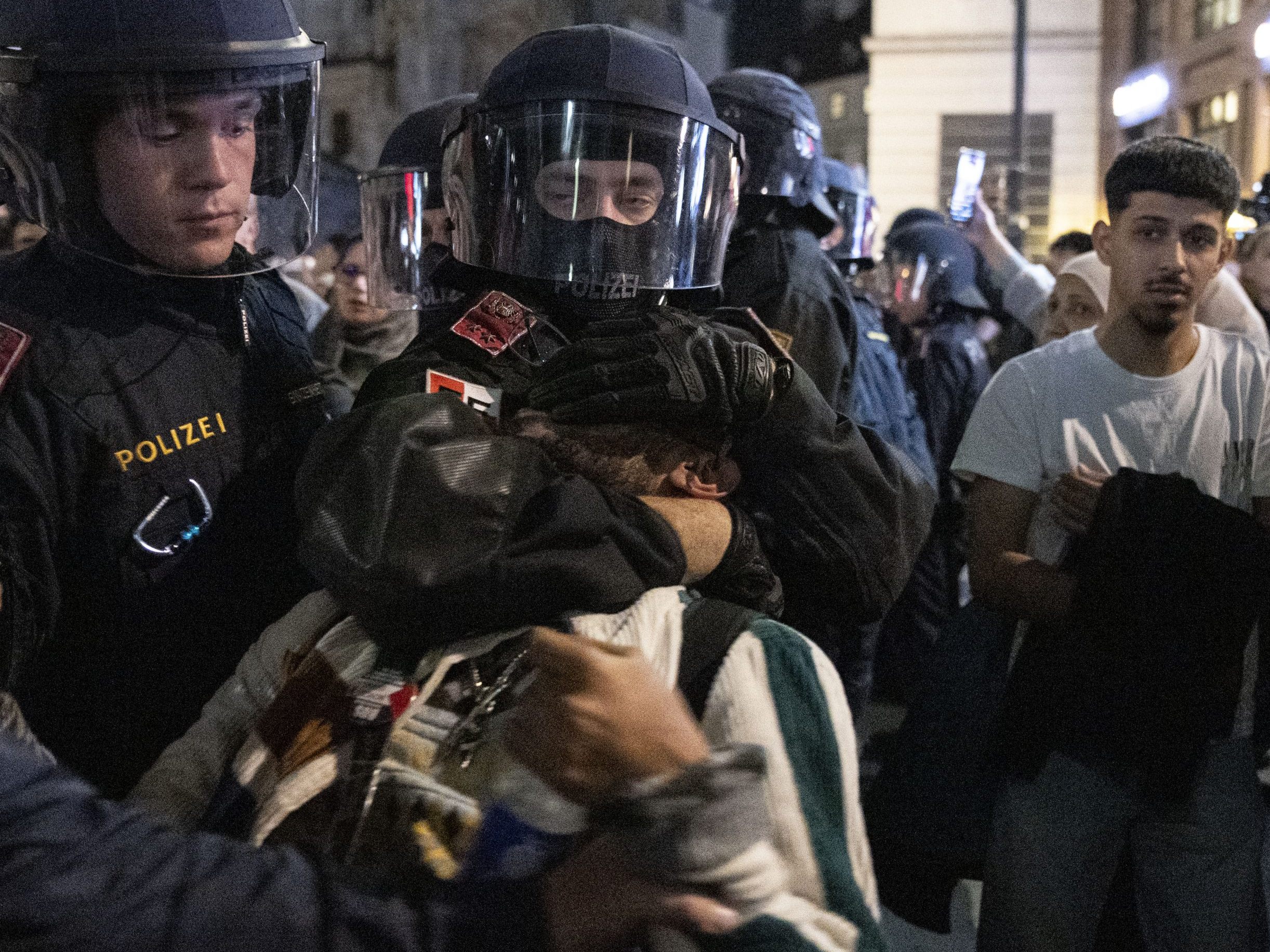 Die Stimmung war sehr aufgeheizt. Ein Demonstrant wird von der Polizei abgeführt. Die Stimmung war sehr aufgeheizt. Ein Demonstrant wird von der Polizei abgeführt.