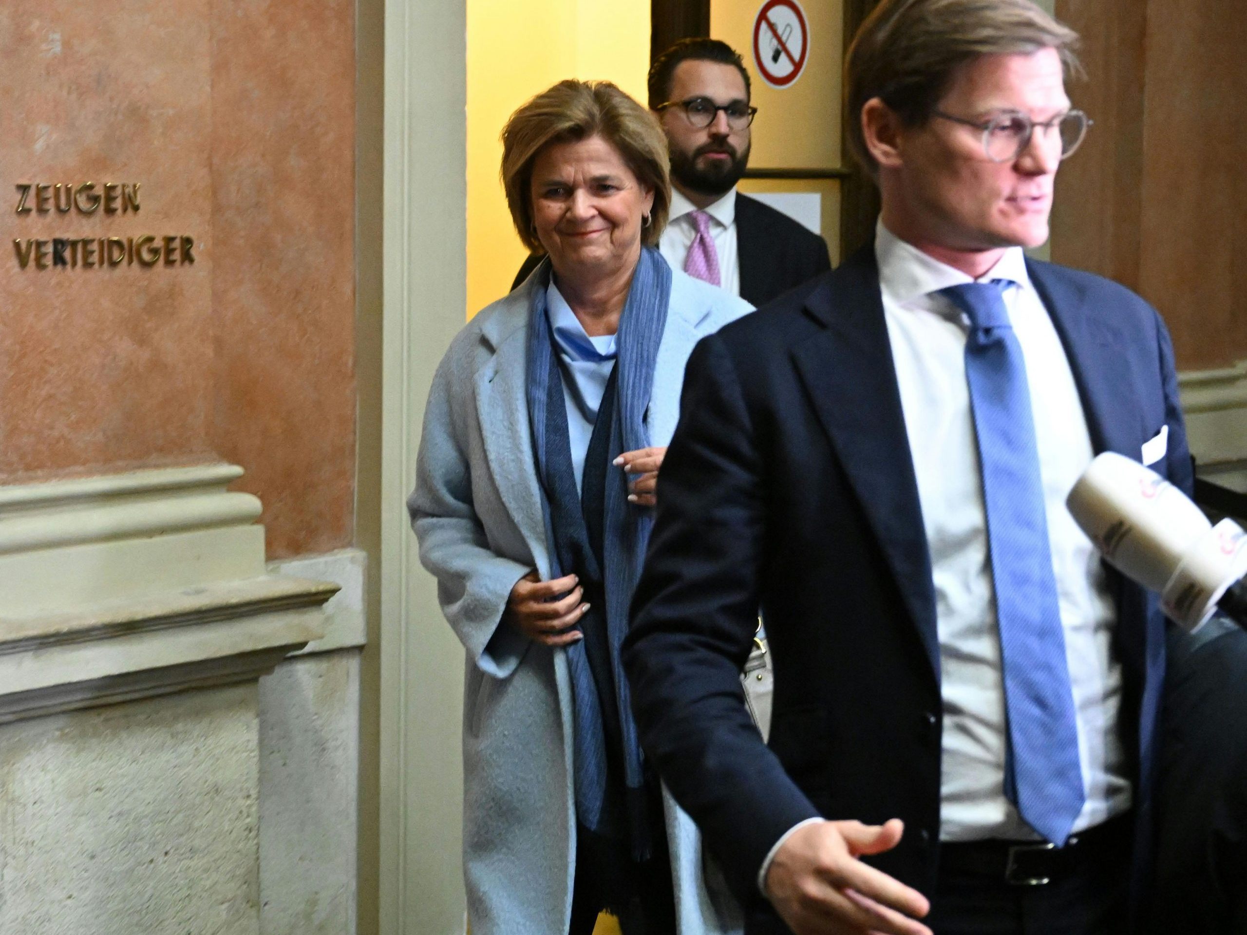 Der Richter bietet Glatz-Kremsner Diversion an.