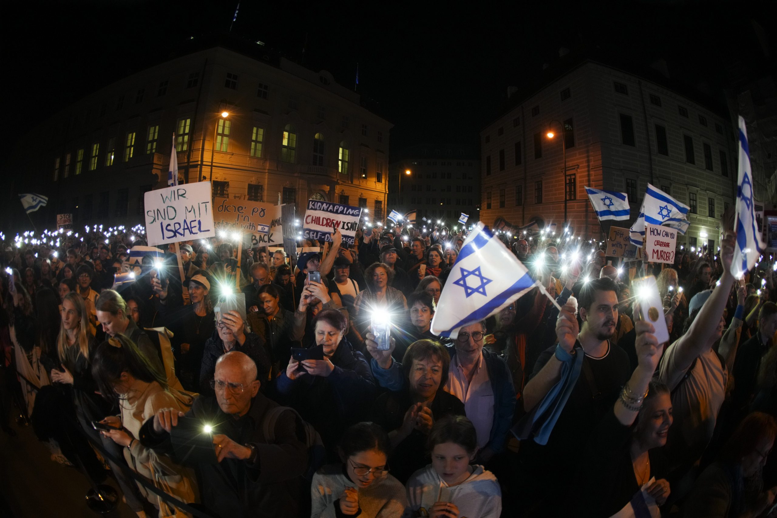 Teilnehmer der Gedenkveranstaltung der Israelitischen Kultusgemeinde Wien (IKG) für die Opfer und Vermissten in Israel - #standwithisrael. Teilnehmer der Gedenkveranstaltung der Israelitischen Kultusgemeinde Wien (IKG) für die Opfer und Vermissten in Israel - #standwithisrael.