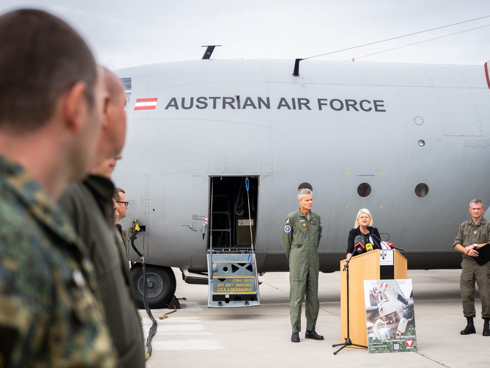 Verteidigungsministerin Klaudia Tanner (ÖVP) und Soldaten des österreichischen Bundesheeres am Dienstag, 10. Oktober 2023, am Fliegerhorst Hörsching. Vom Fliegerhorst Hörsching in Oberösterreich sollte am Mittwoch ein Hercules-Flugzeug des Bundesheeres nach Zypern starten, um von dort Österreicher an vorerst fünf Einsatztagen aus Israel zu holen. Verteidigungsministerin Klaudia Tanner (ÖVP) und Soldaten des österreichischen Bundesheeres am Dienstag, 10. Oktober 2023, am Fliegerhorst Hörsching. Vom Fliegerhorst Hörsching in Oberösterreich sollte am Mittwoch ein Hercules-Flugzeug des Bundesheeres nach Zypern starten, um von dort Österreicher an vorerst fünf Einsatztagen aus Israel zu holen.
