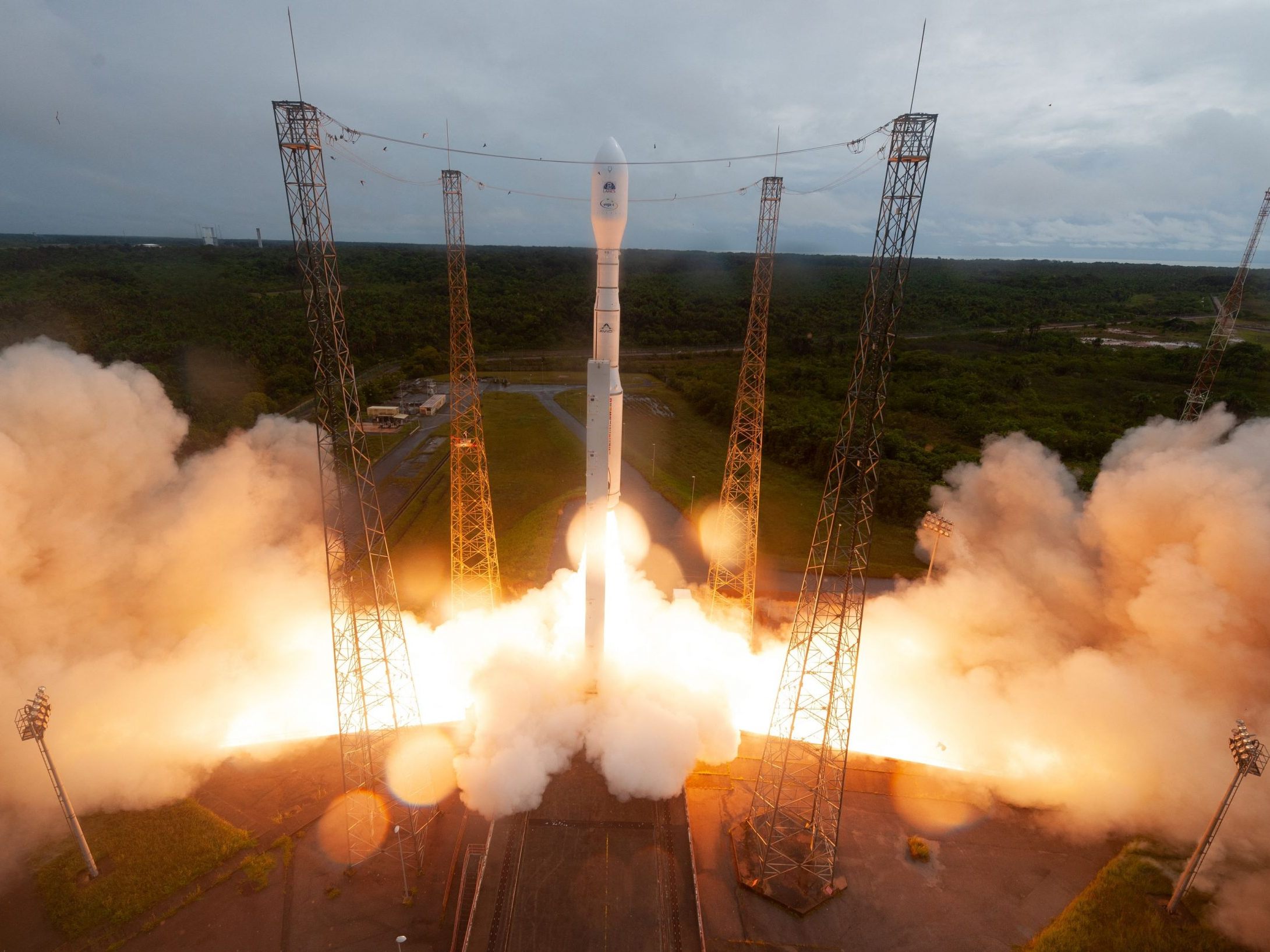 Eine Vega-Rakete brachte den Austro-Satellit erfolgreich ins All. Eine Vega-Rakete brachte den Austro-Satellit erfolgreich ins All.
