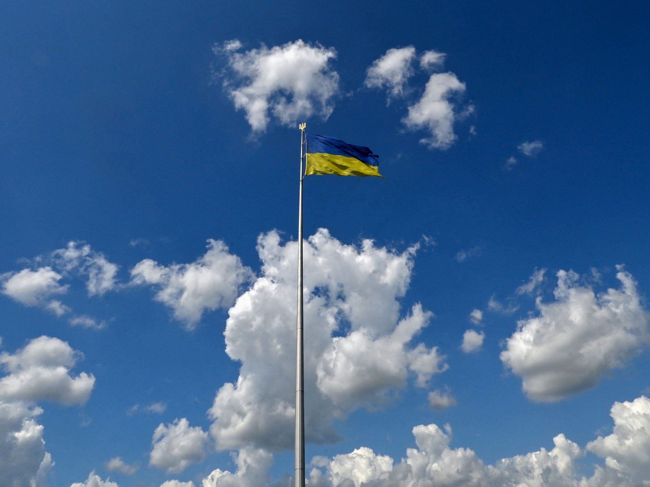 Im Bild: Eine ukrainische Fahne über Kiew. Im Bild: Eine ukrainische Fahne über Kiew.