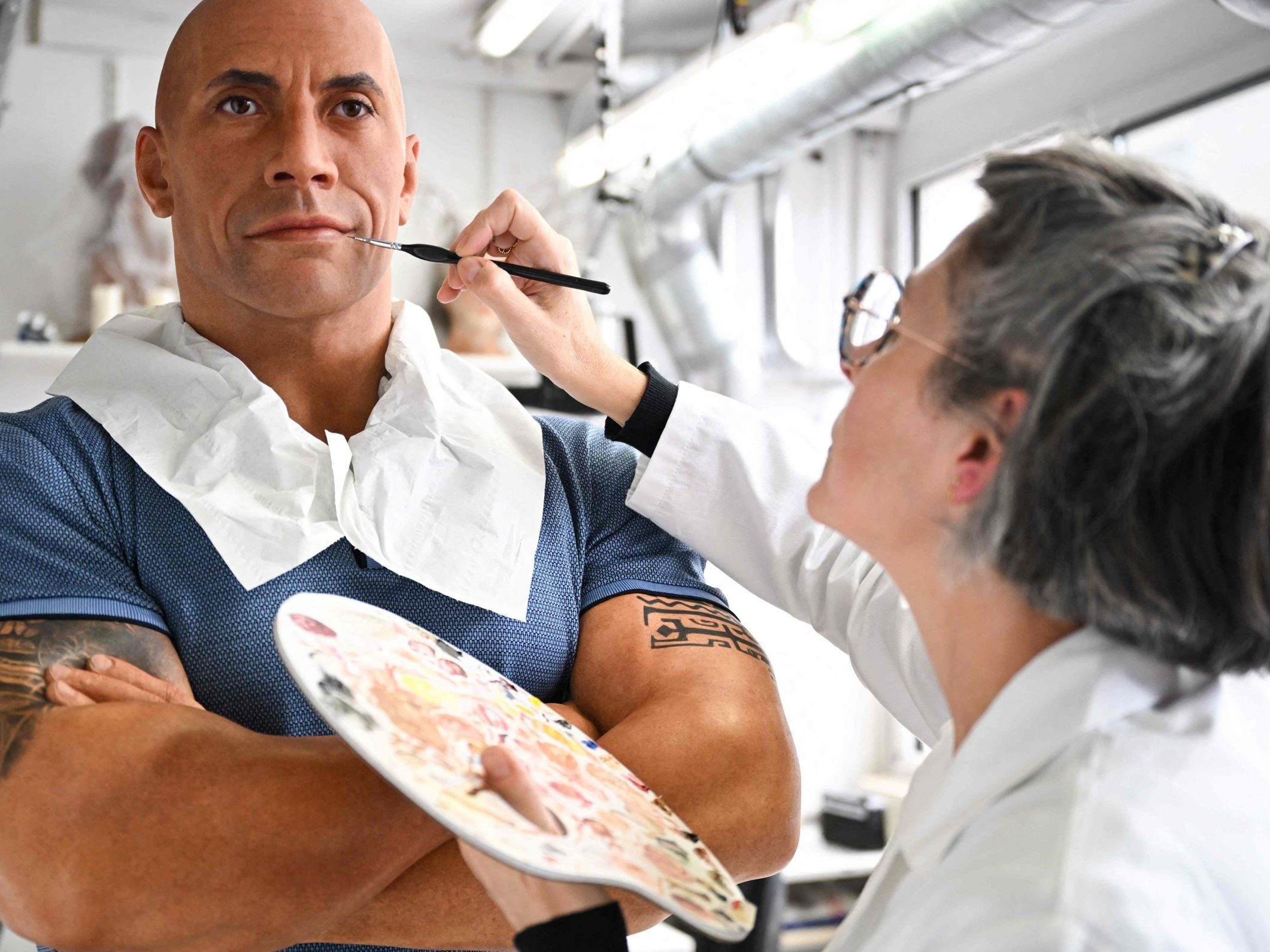 Die Hautfarbe von Dwayne Johnsons Waxfigur wurde angepasst. Die Hautfarbe von Dwayne Johnsons Waxfigur wurde angepasst.