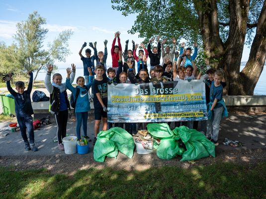 Schüler:innen der Mittelschule Schendlingen beim „AroundTheBodenseeCleanup“