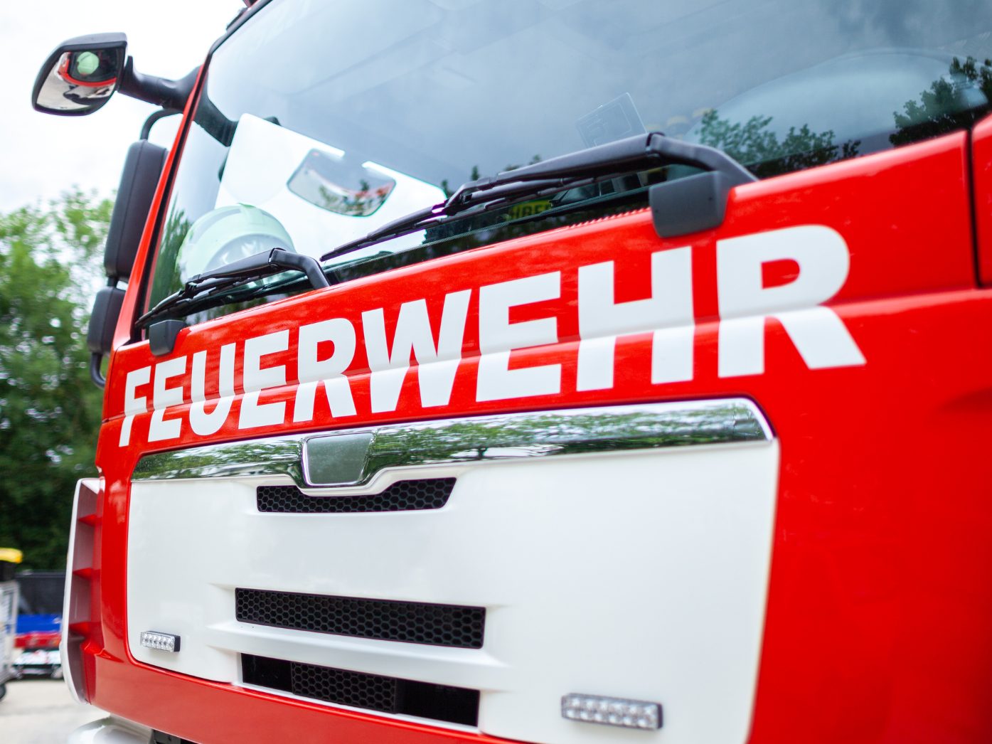 Ein 79-Jähriger ist bei einem Flurbrand schwer verletzt worden. Ein 79-Jähriger ist bei einem Flurbrand schwer verletzt worden.