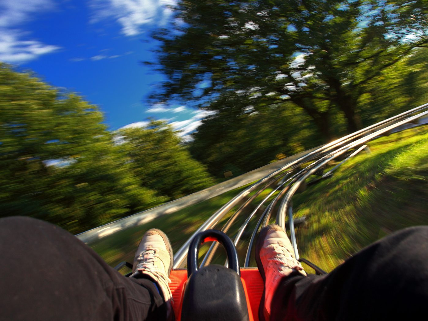 Ein betrunkener Fahrer streifte eine Sommerrodelbahn in Tirol.