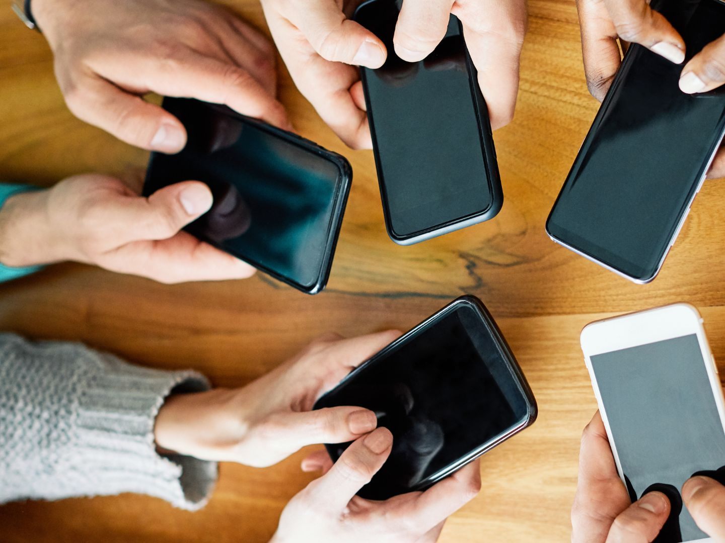 Das Handy wird zwar als Stressfaktor gesehen, ein Verbot an Schulen würde laut Experten aber wenig bringen. Das Handy wird zwar als Stressfaktor gesehen, ein Verbot an Schulen würde laut Experten aber wenig bringen.