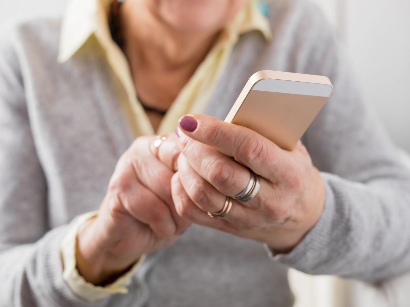 Eine Seniorin fiel auf Telefonbetrüger herein.