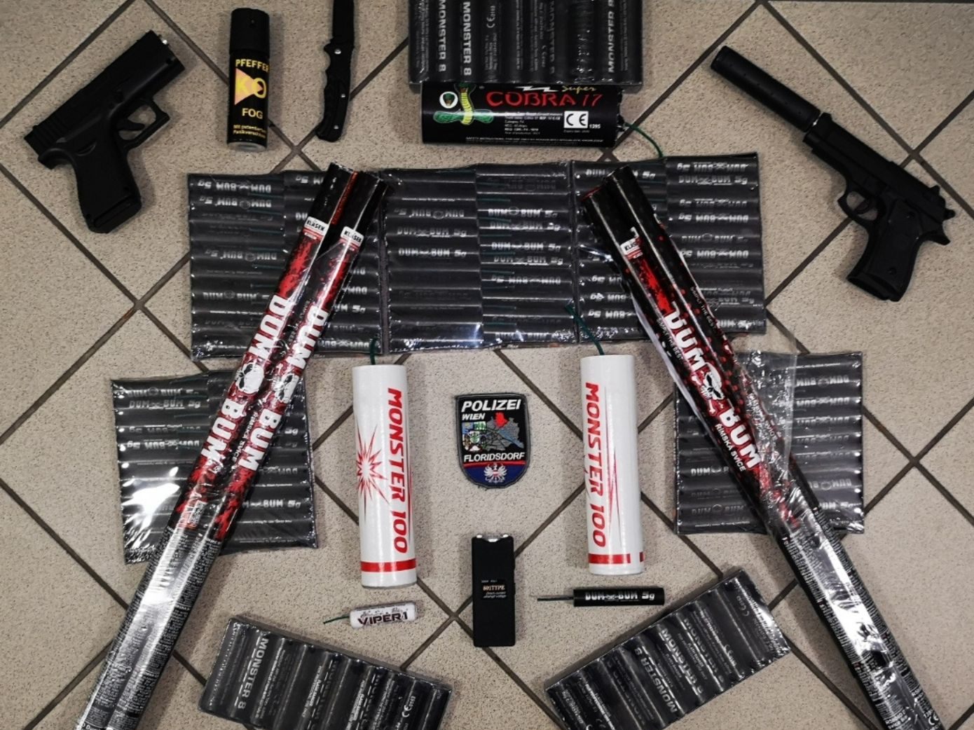 Die Polizei stellte unter anderem 128 pyrotechnische Gegenstände sicher. Die Polizei stellte unter anderem 128 pyrotechnische Gegenstände sicher.