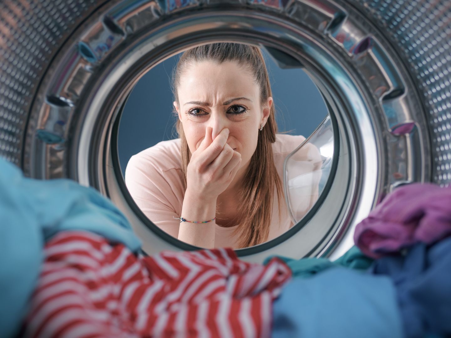 Muffiger Geruch in der Waschmaschine kann auch die Wäsche annehmen.