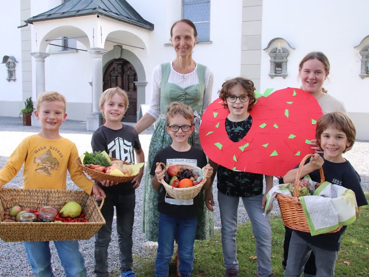 Die Religionslehrerin Marlies Sohm mit Jakob, Peter, Linus, Theo, Paula und Tim.