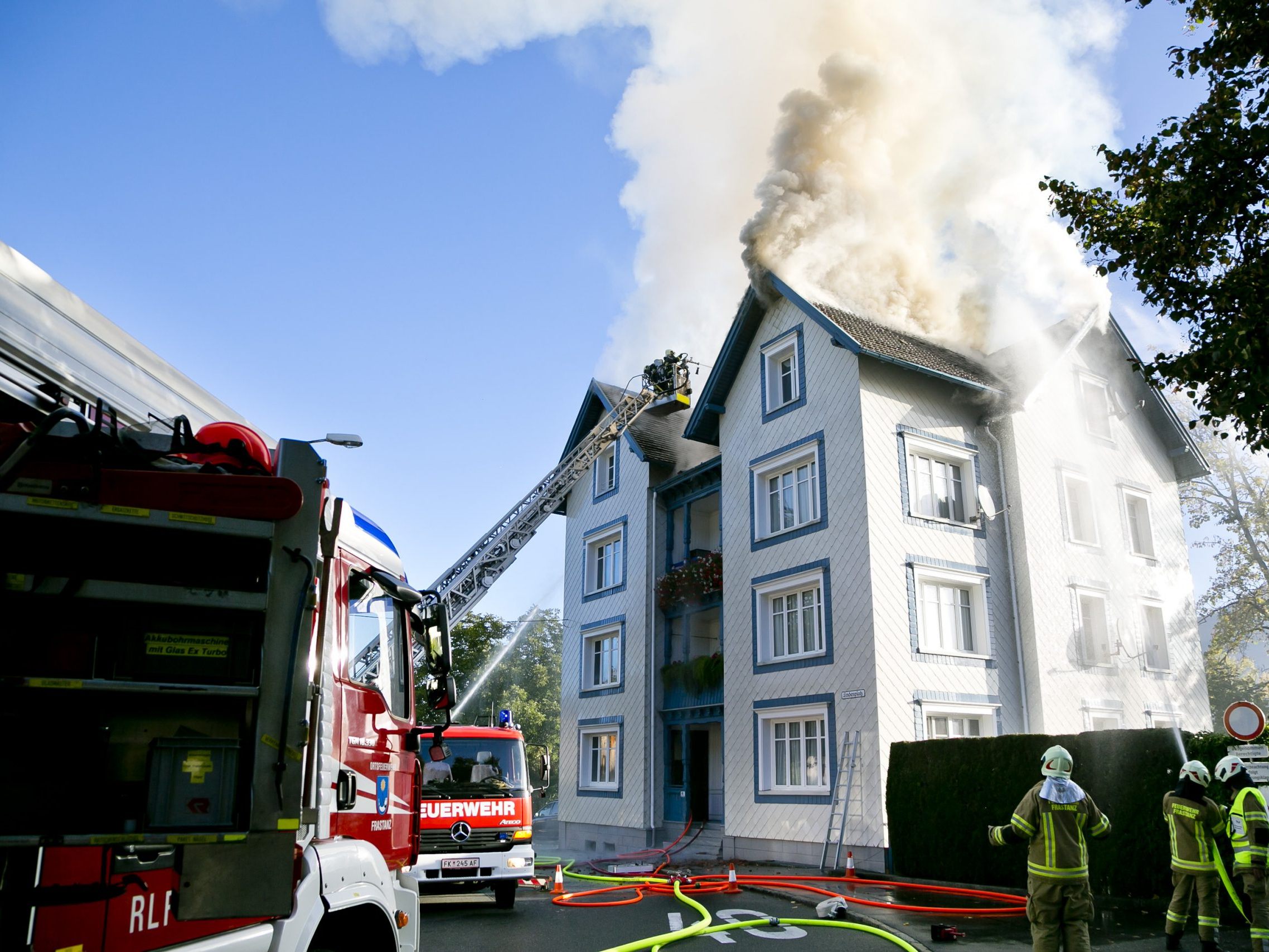 Brand eines Dachstuhles in einem Mehrparteienhaus