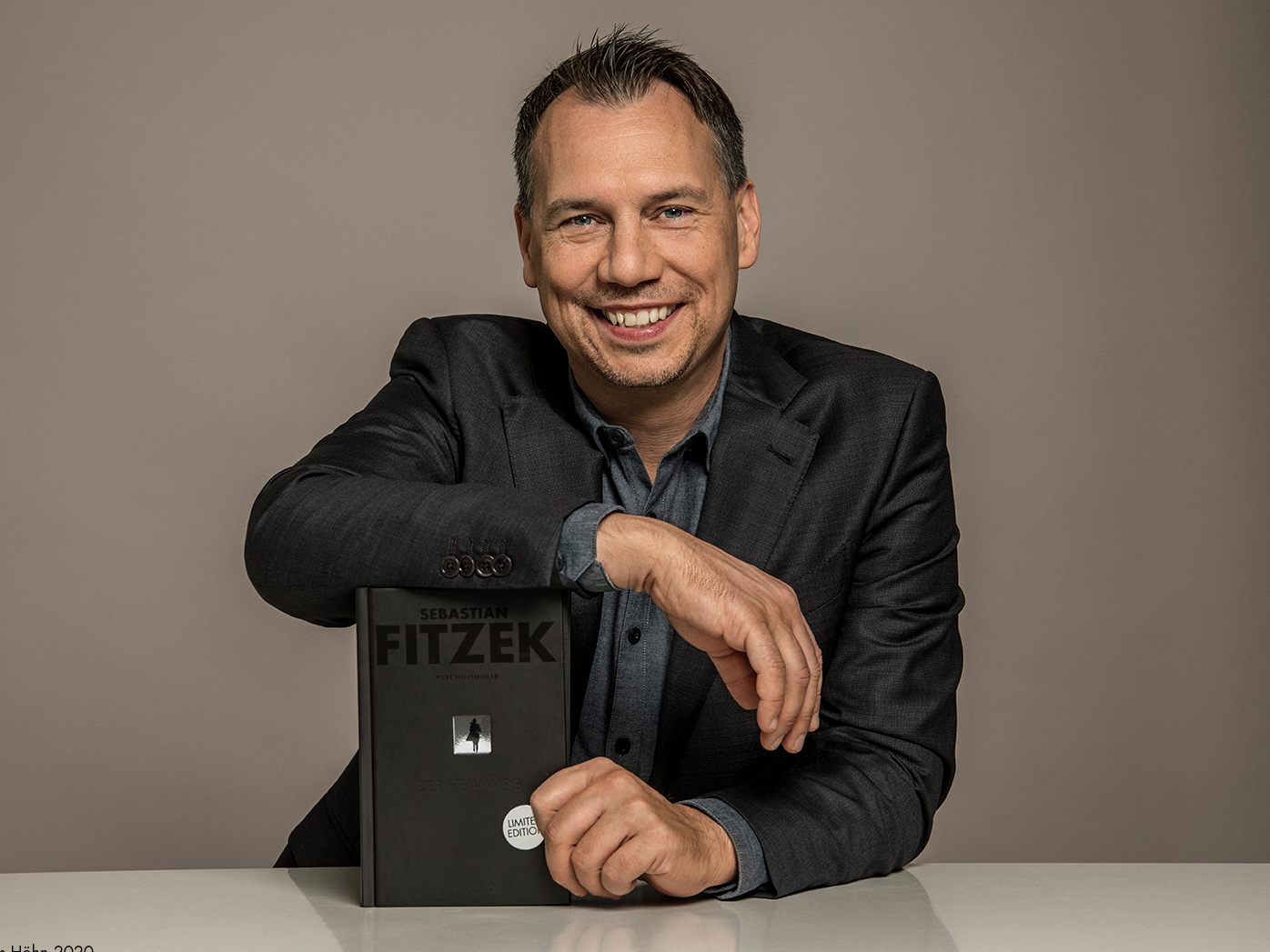 Der deutsche Bestseller-Autor Sebastian Fitzek spricht im Interview über die Umsetzung seines Romanes "Die Therapie" als sechsteilige Serie auf Amazon Prime Video. Der deutsche Bestseller-Autor Sebastian Fitzek spricht im Interview über die Umsetzung seines Romanes "Die Therapie" als sechsteilige Serie auf Amazon Prime Video.
