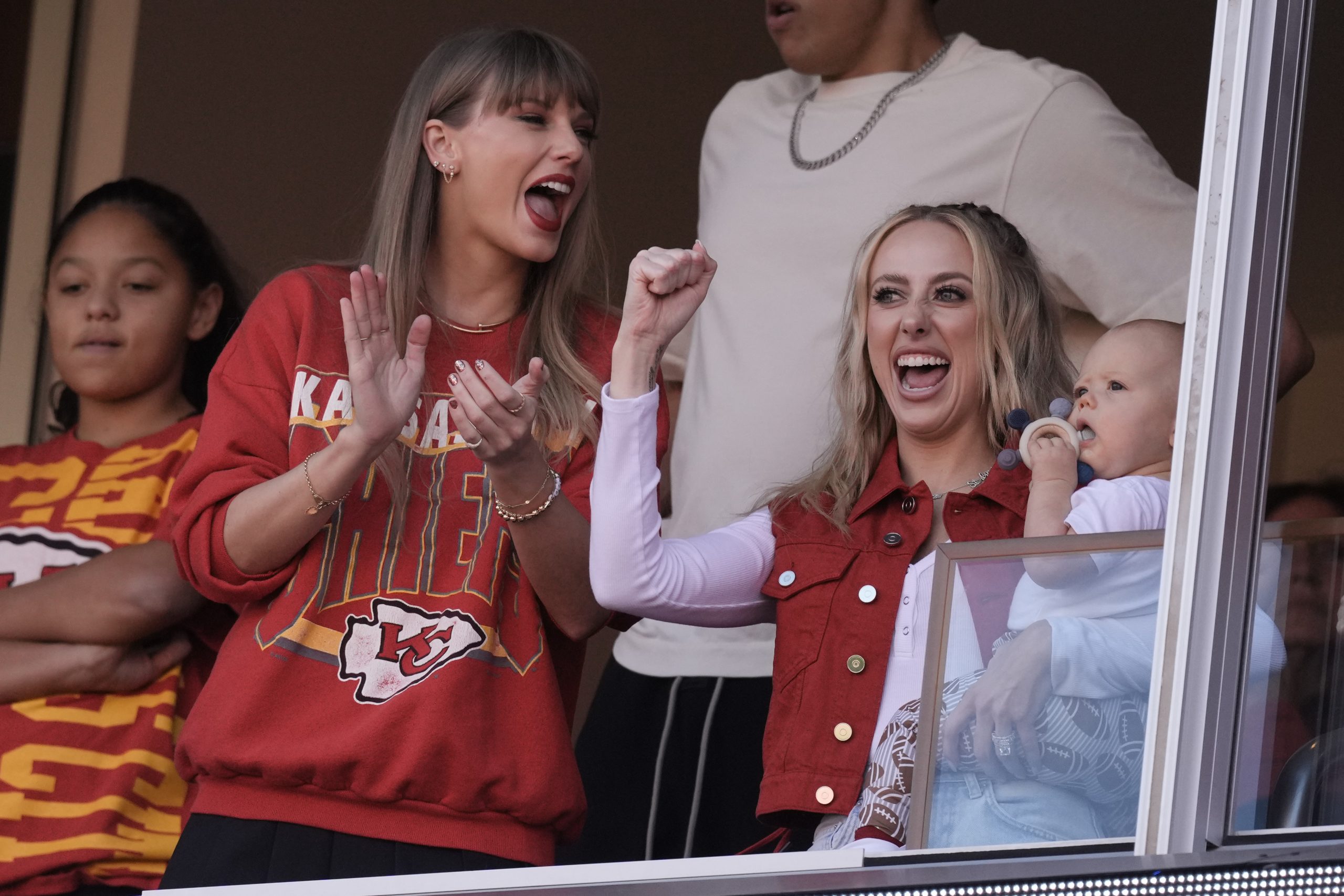 Taylor Swift und Brittany Mahomes. Taylor Swift und Brittany Mahomes.