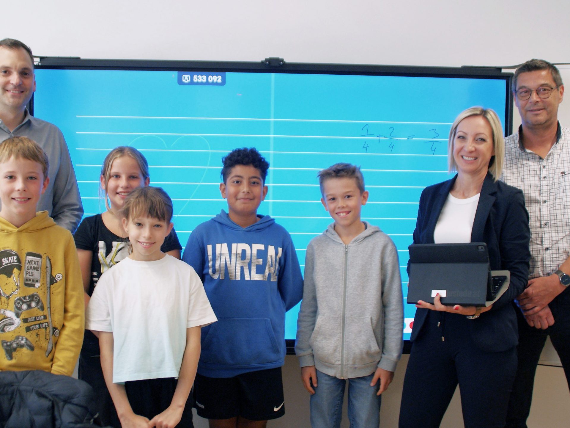 Bürgermeister Andreas Kresser (li.) und Thomas Gorbach (Liegenschaftsverwaltung) überzeugten sich mit den Kids und Direktorin Gabi Fink von den Einsatzmöglichkeiten der neuen Schultafeln.