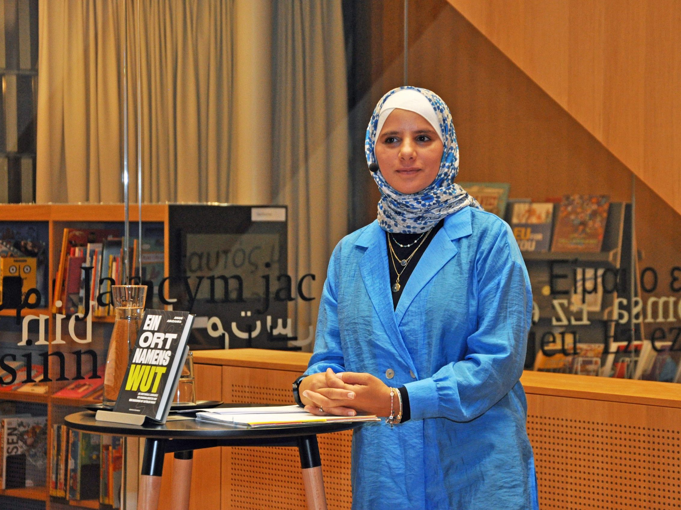 Die promovierte Philosophin, Autorin und Public Speaker Amani Abuzahra ist eine der bekanntesten Referentinnen rund um das Thema Islam und antimuslimischer Rassismus in Österreich. Die promovierte Philosophin, Autorin und Public Speaker Amani Abuzahra ist eine der bekanntesten Referentinnen rund um das Thema Islam und antimuslimischer Rassismus in Österreich.