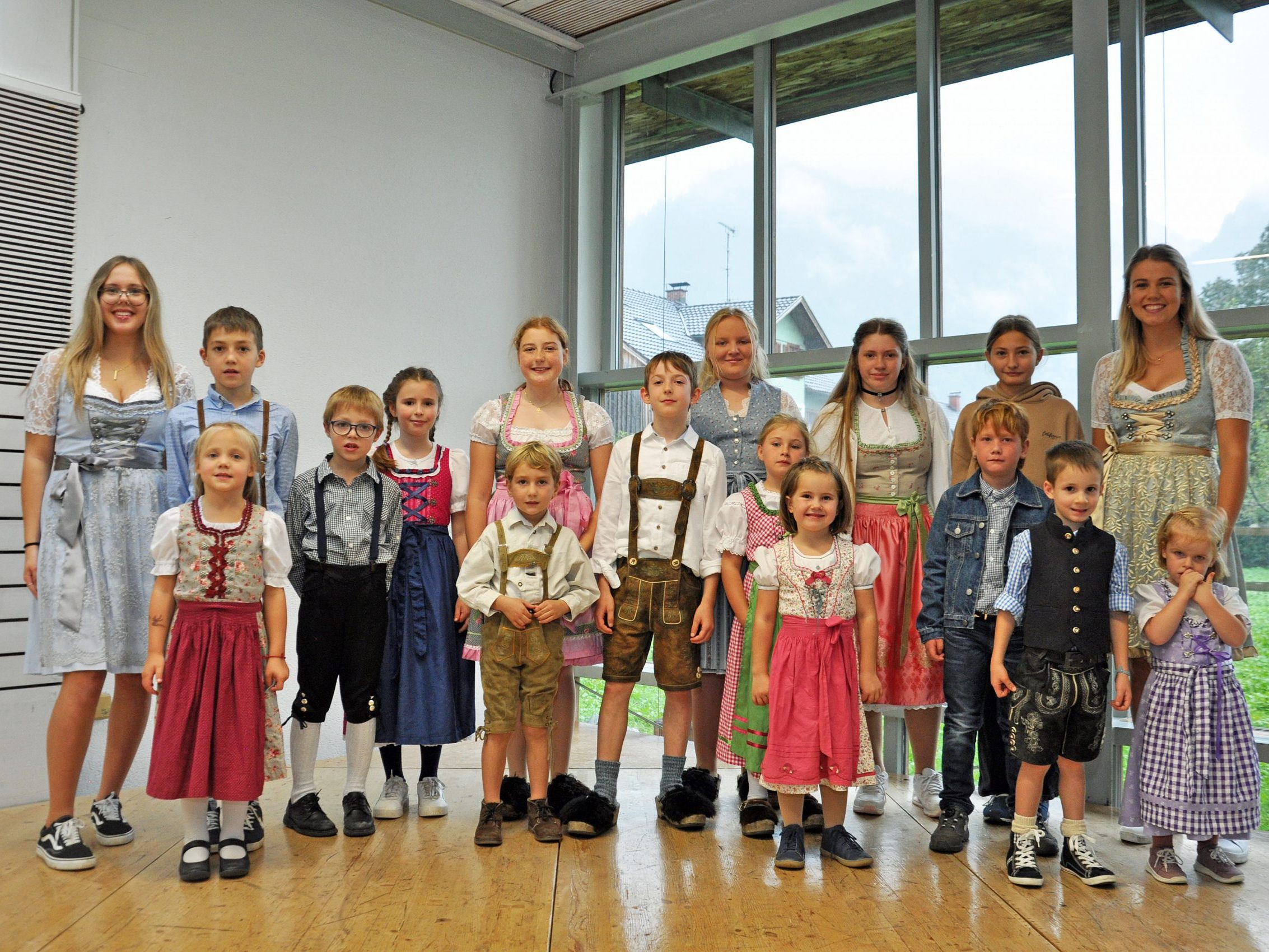 Anna-Lena und Hanna hatten mit ihrem Projekt-Kinderchor ein Benefizkonzert im Pfarrheim Hatlerdorf organisiert. Anna-Lena und Hanna hatten mit ihrem Projekt-Kinderchor ein Benefizkonzert im Pfarrheim Hatlerdorf organisiert.