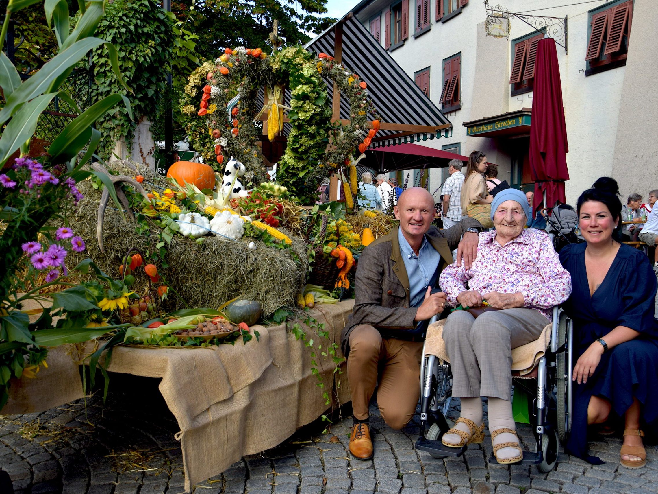 Unlängst lud das Stadtmarketing Bludenz zum Erntedankmarkt in die Bludenzer Altstadt. Unter den Besuchern befanden sich die mit 103 Jahren älteste Bludenzerin Stefanie Wirth und ihr Enkel Joachim Weixlbaumer mit Gattin Nicole. Unlängst lud das Stadtmarketing Bludenz zum Erntedankmarkt in die Bludenzer Altstadt. Unter den Besuchern befanden sich die mit 103 Jahren älteste Bludenzerin Stefanie Wirth und ihr Enkel Joachim Weixlbaumer mit Gattin Nicole.