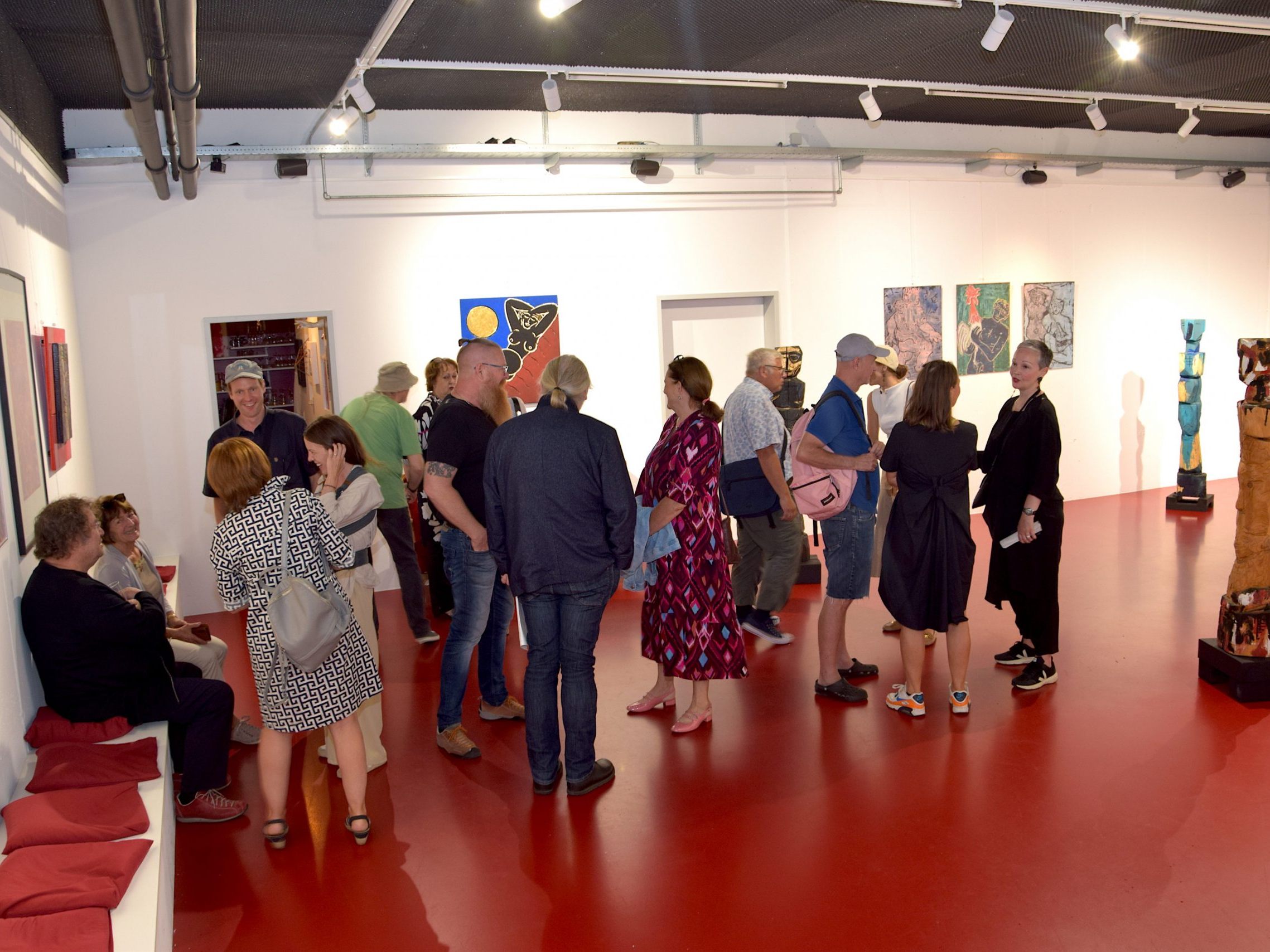 Die Kellergalerie zog das kunstinteressierte Publikum an. Die Ausstellung "Ahnentreffen" zeigte Werke des Künstlers Gernot Riedmann.