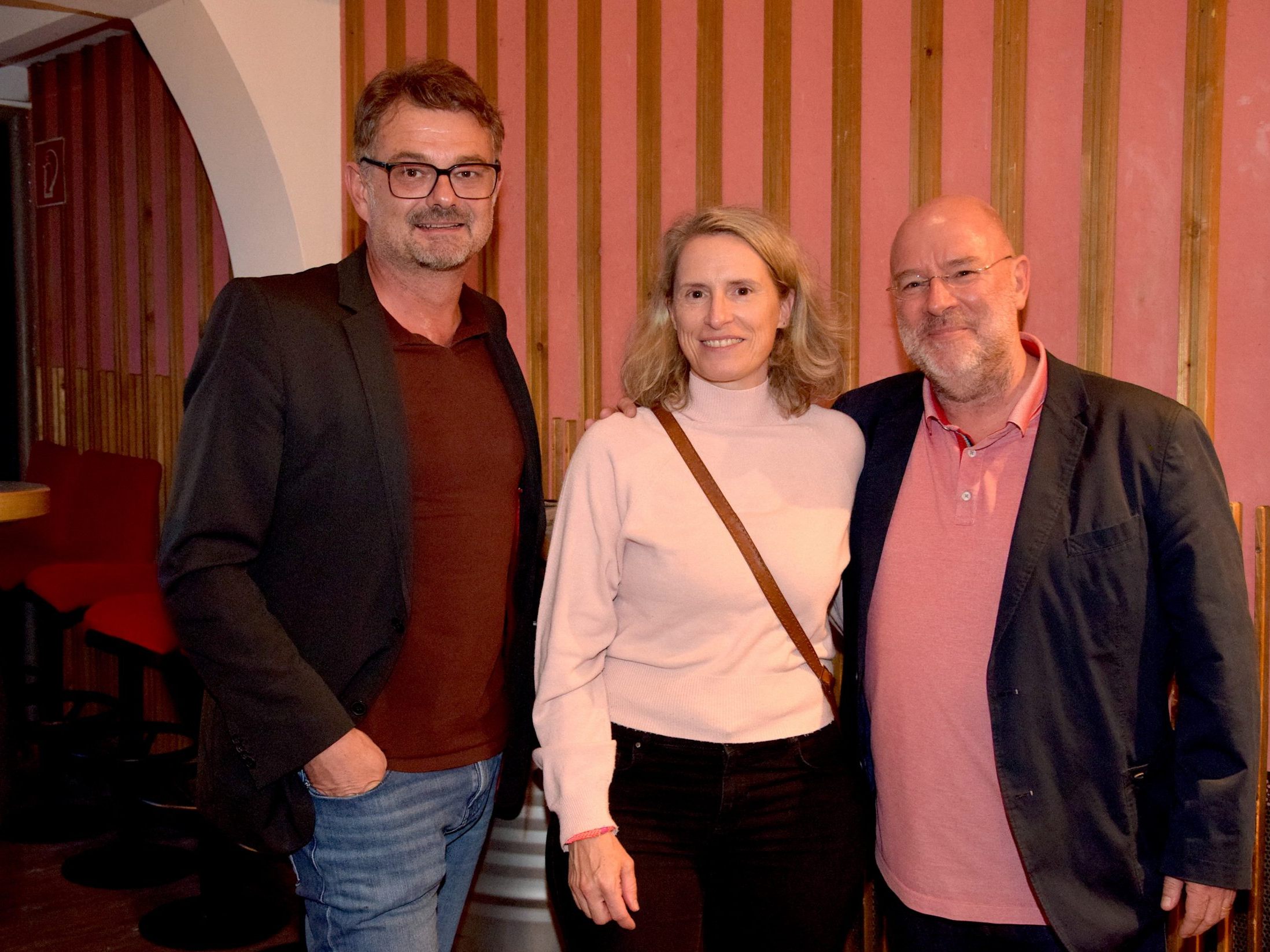 Moderator Manfred Welte (l.) und Dir. Andreas Rudigier (Vorarlberg Museum) mit Gattin Eva bei der kürzlich erfolgten Eröffnung der Tagung in der Kulturbühne in Schruns. Moderator Manfred Welte (l.) und Dir. Andreas Rudigier (Vorarlberg Museum) mit Gattin Eva bei der kürzlich erfolgten Eröffnung der Tagung in der Kulturbühne in Schruns.
