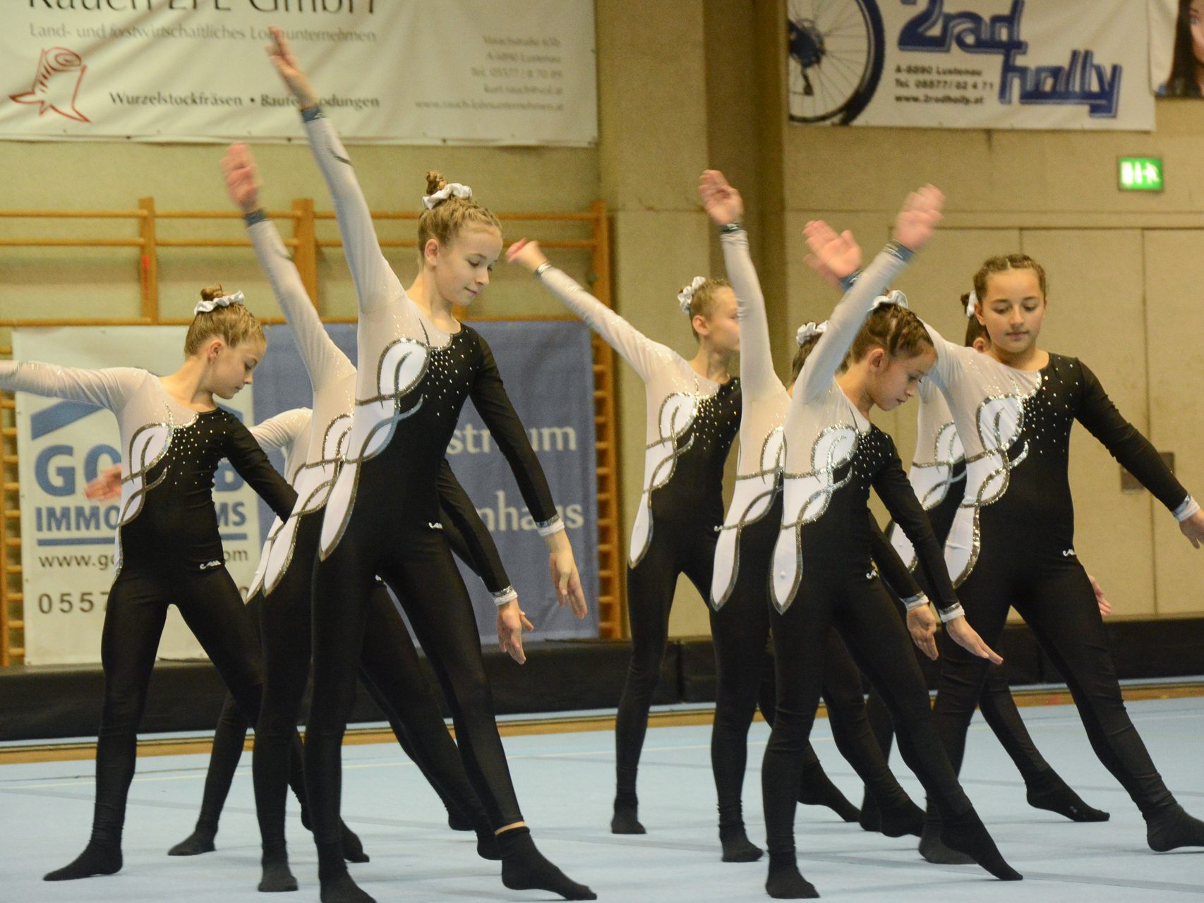 Bei der diesjährigen Landesmeisteschaft im Team-Turnen zeigten die Mannschaften, ausgeklügelte Choreografien gepaart mit turnerischen Fähigekeiten. Bei der diesjährigen Landesmeisteschaft im Team-Turnen zeigten die Mannschaften, ausgeklügelte Choreografien gepaart mit turnerischen Fähigekeiten.