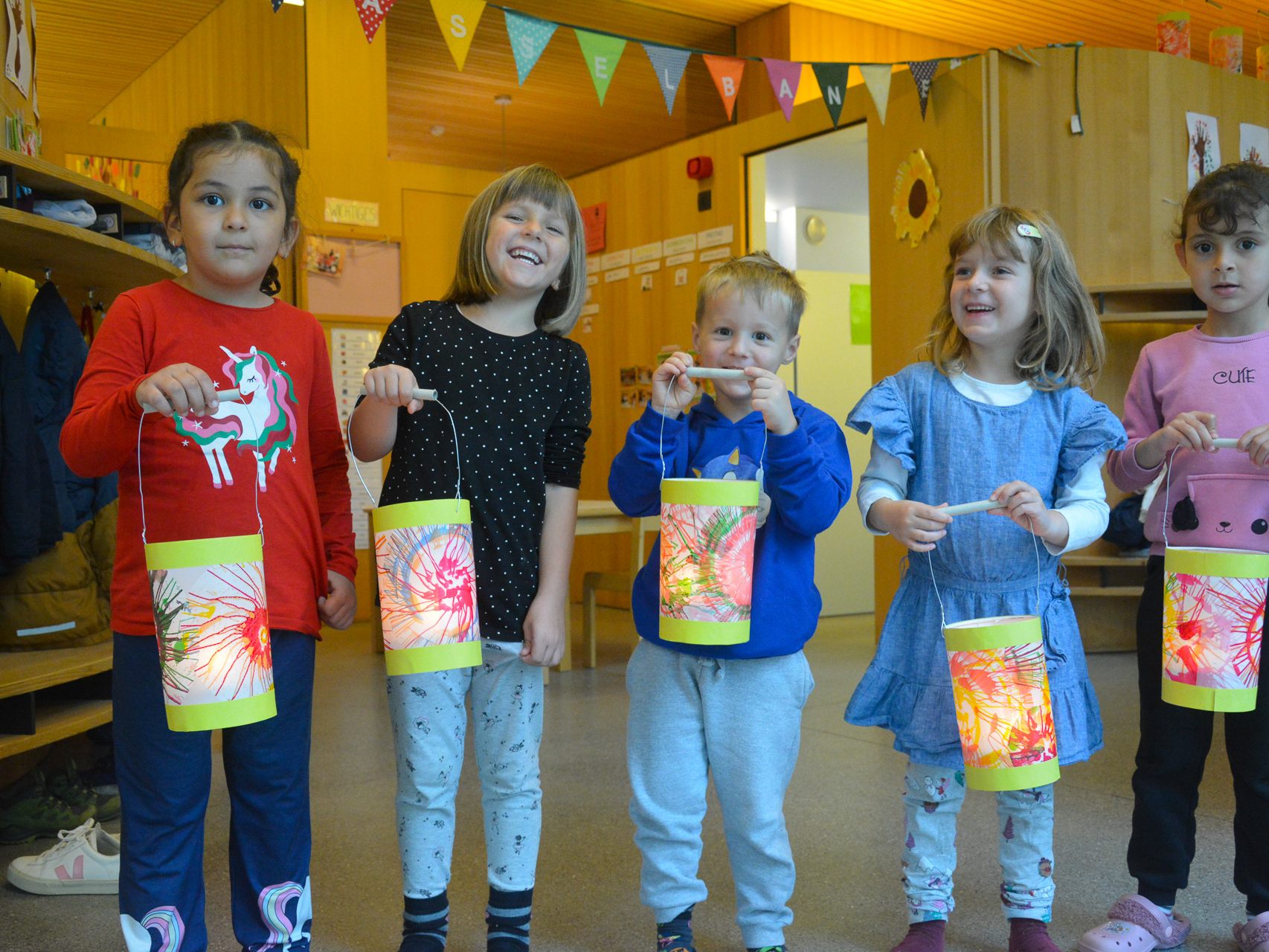 Emel, Frida, Henry, Valeria und Beyan (v.l.n.r.) haben ihre Laterne für das Martinsfest schon fertig gebastelt. Sie freuen sich schon auf den bevorstehendene Laternenumzug. Emel, Frida, Henry, Valeria und Beyan (v.l.n.r.) haben ihre Laterne für das Martinsfest schon fertig gebastelt. Sie freuen sich schon auf den bevorstehendene Laternenumzug.