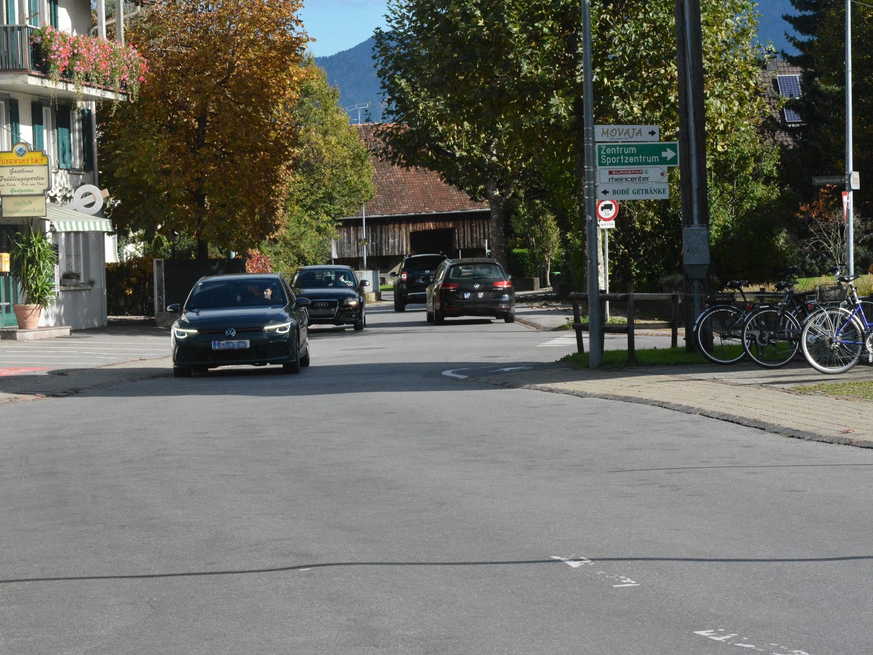 Die Hofsteigstraße erstickt regelrecht im Verkehr. Für Fußgänger und Radfahrer ist die Straße zu gefährlich geworden. Die Hofsteigstraße erstickt regelrecht im Verkehr. Für Fußgänger und Radfahrer ist die Straße zu gefährlich geworden.