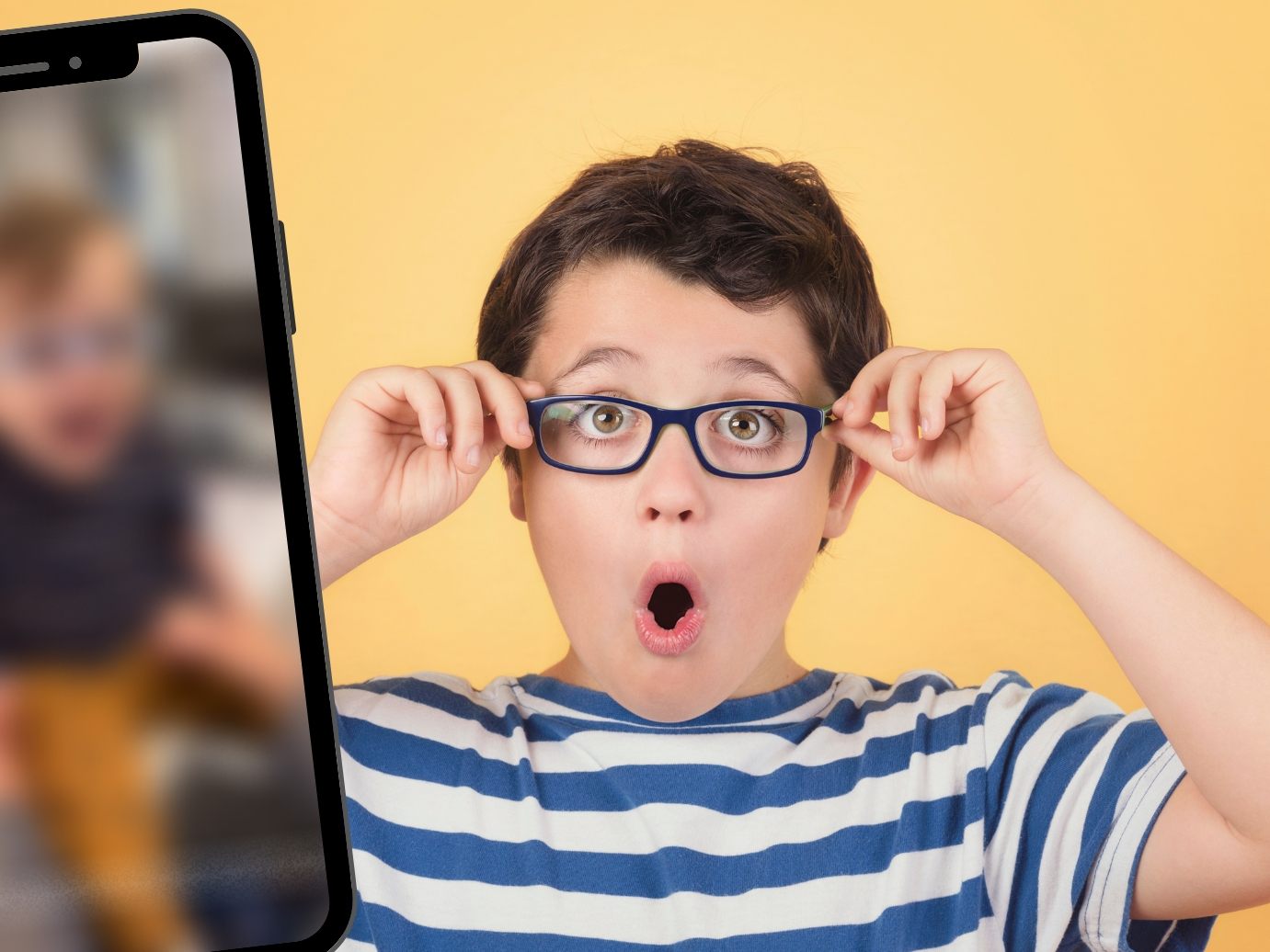 Erstaunter Blick eines Jungen, als er das erste Mal mit klarer Sicht sehen kann