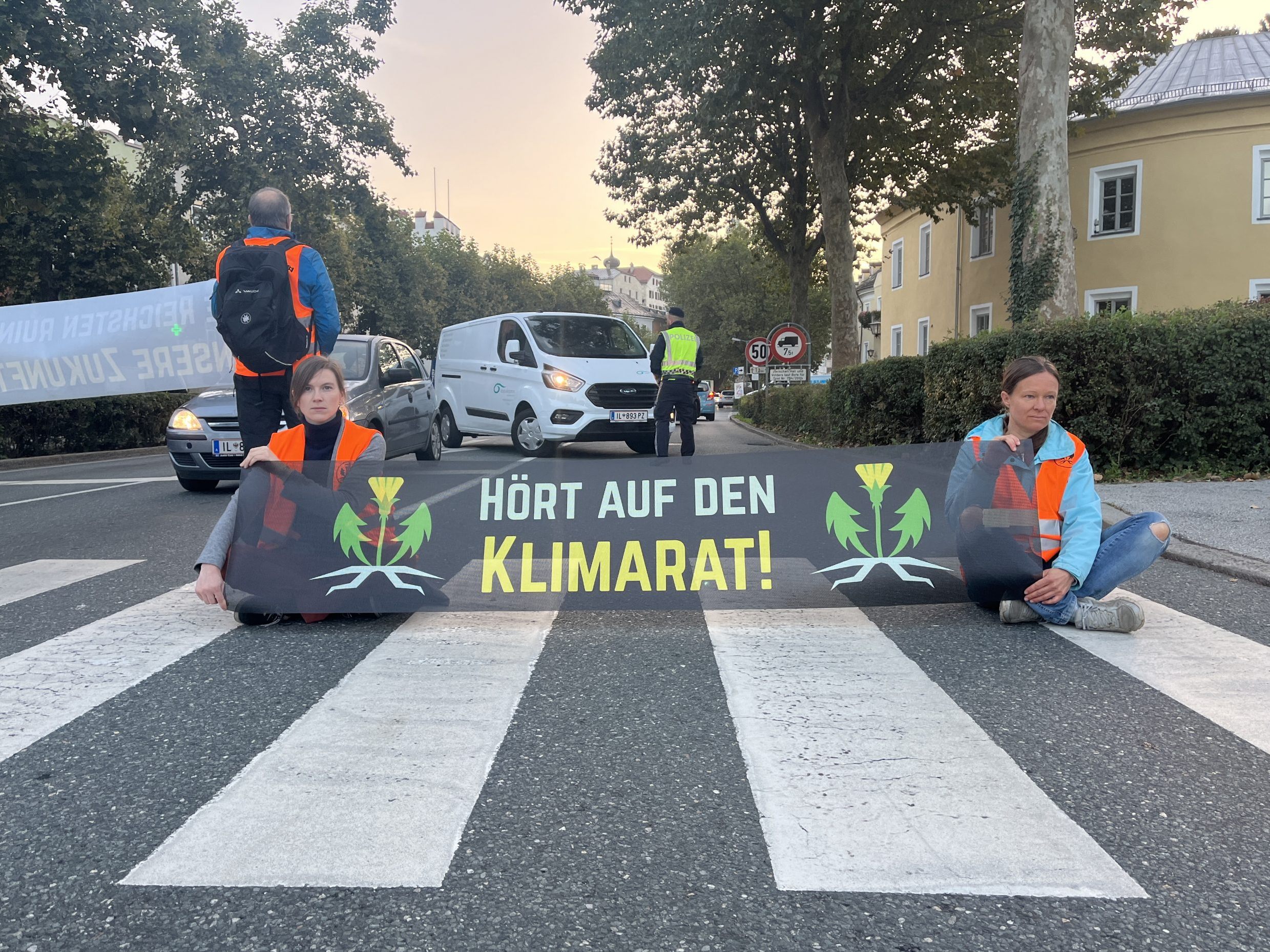 Aktivisten der Letzten Generation blockierten am Montag in Hall den Verkehr.