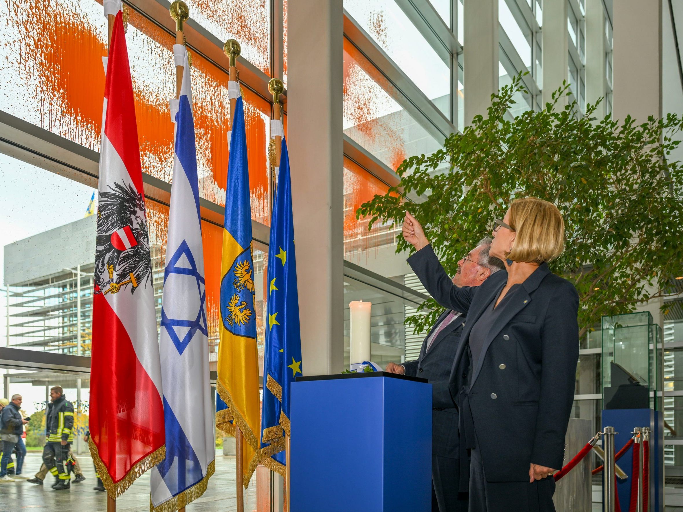 Aktivisten der "Letzten Generation" unterbrachen den NÖ Landtag. Aktivisten der "Letzten Generation" unterbrachen den NÖ Landtag.