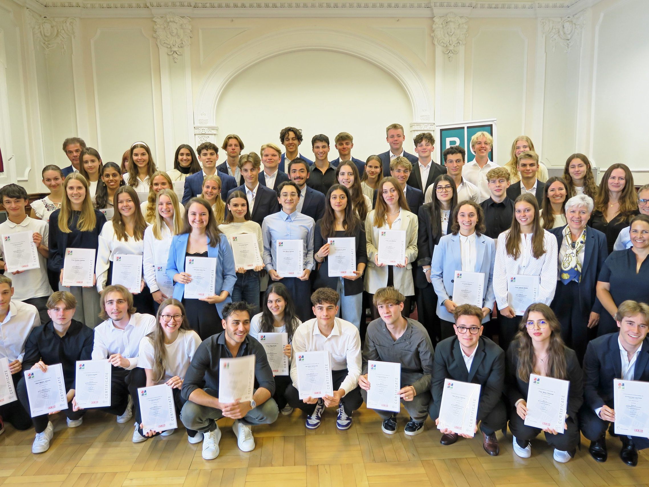 Die Gymnasiasten und Gymnasiastinnen mit ihrem frisch erworbenen Unternehmerführerschein. Die Gymnasiasten und Gymnasiastinnen mit ihrem frisch erworbenen Unternehmerführerschein.
