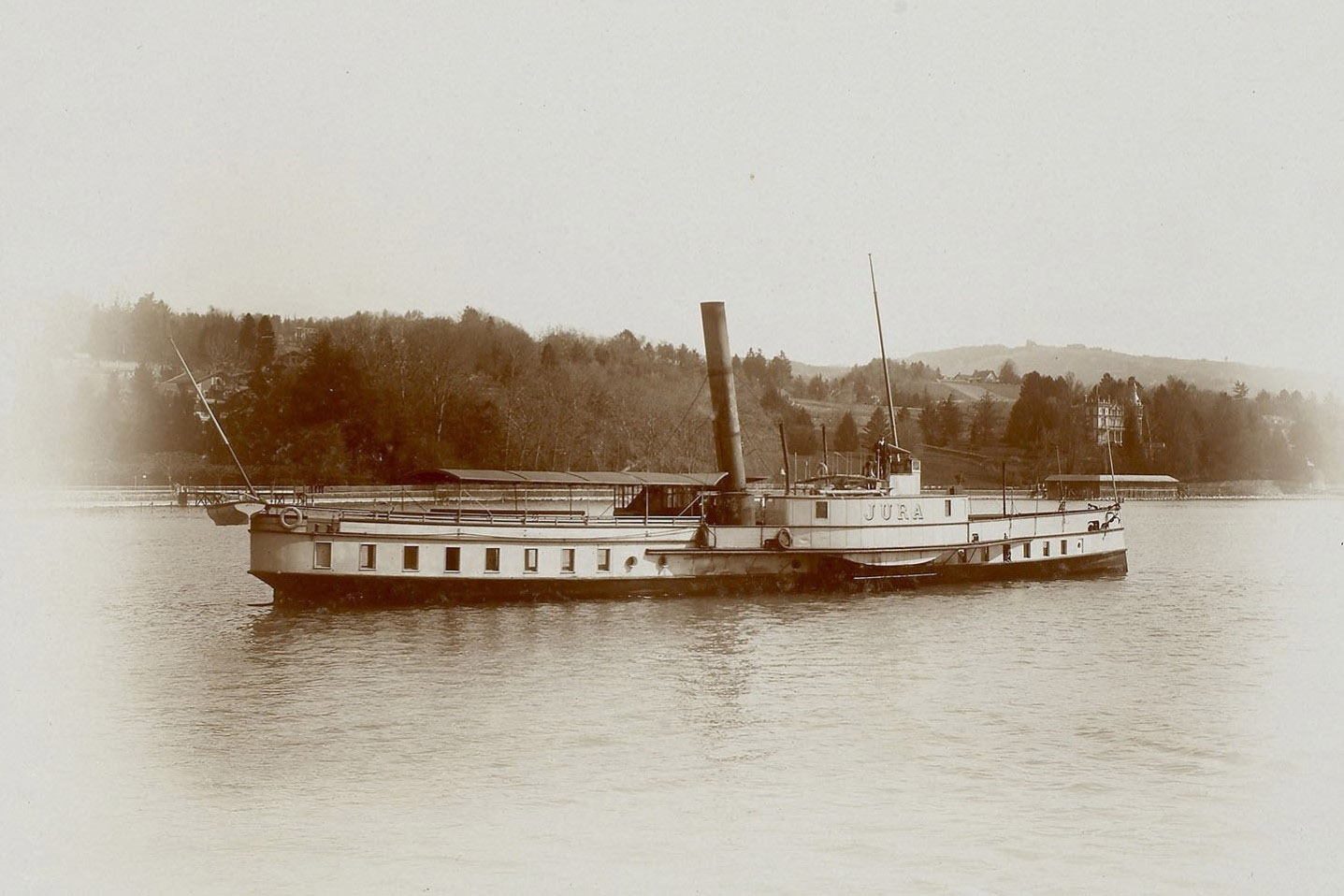 Der Raddampfer Jura sank nach der Kollision mit einem anderen Schiff auf den Grund des Sees. Der Raddampfer Jura sank nach der Kollision mit einem anderen Schiff auf den Grund des Sees.