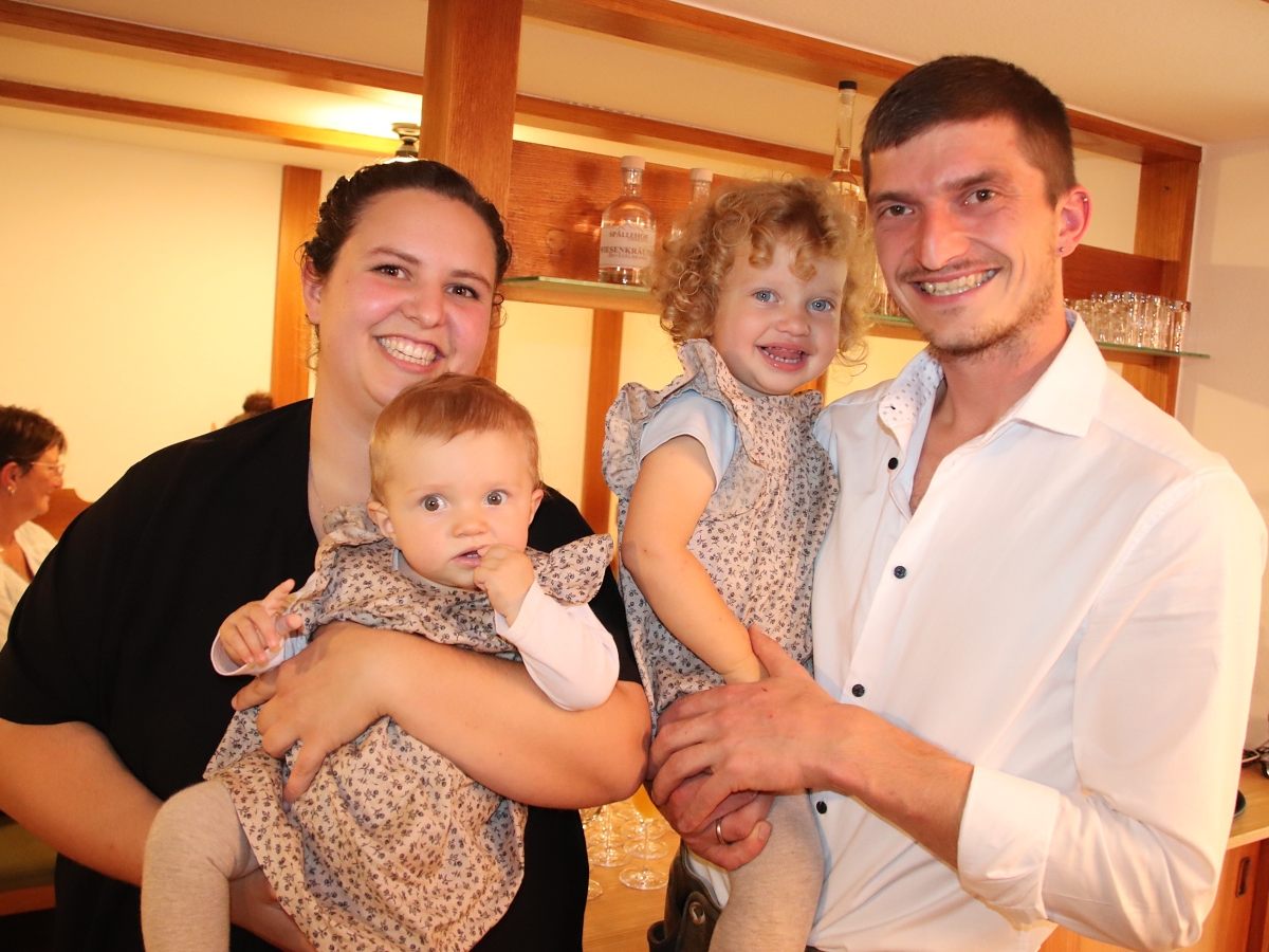 1) Anna-Lena und Thomas Moosbrugger mit ihren beiden Töchtern Ilga und Rosa. 1) Anna-Lena und Thomas Moosbrugger mit ihren beiden Töchtern Ilga und Rosa.