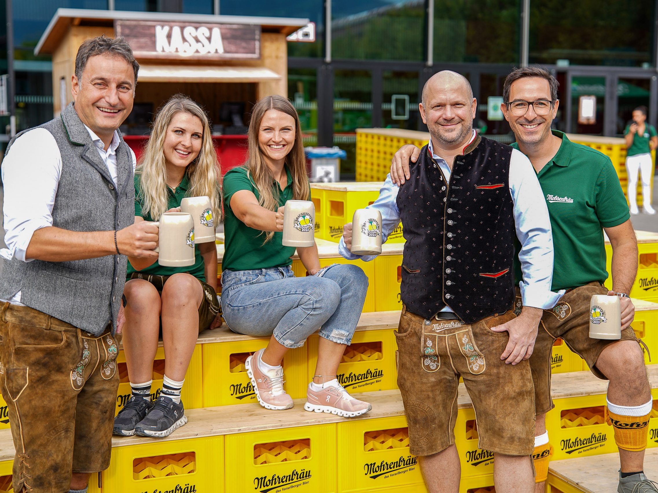 Das Team der Mohrenbrauerei freute sich über den größten Brausilvester der Mohrenbräu-Geschichte. Das Team der Mohrenbrauerei freute sich über den größten Brausilvester der Mohrenbräu-Geschichte.