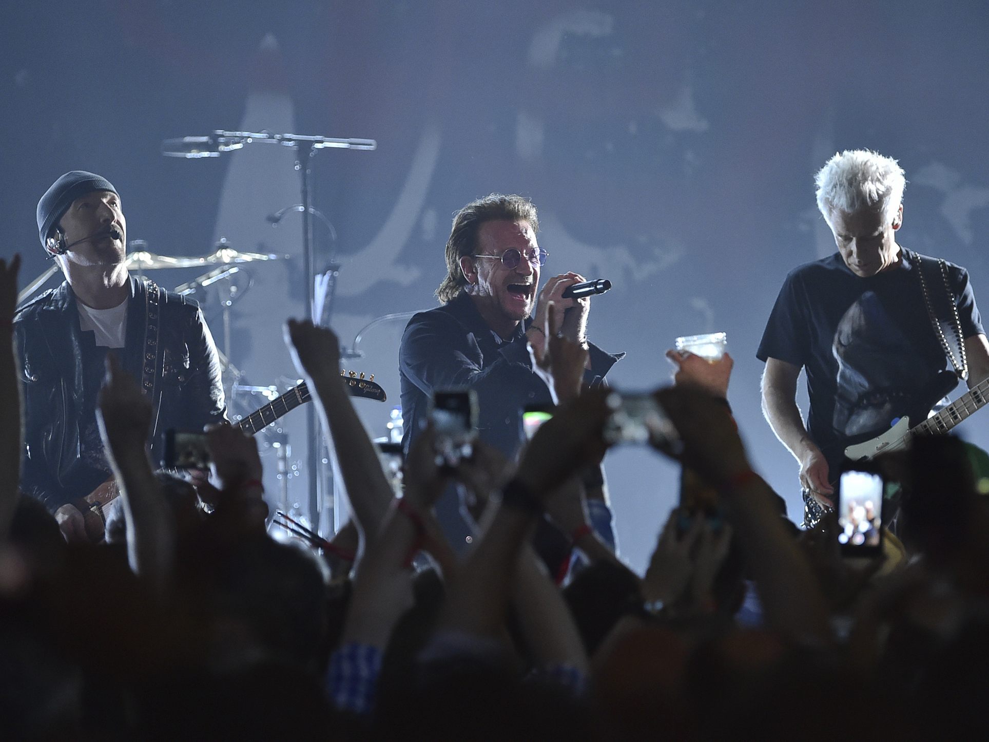 U2 erinnert mit Lied an Opfer des Festival-Massakers in Israel. U2 erinnert mit Lied an Opfer des Festival-Massakers in Israel.