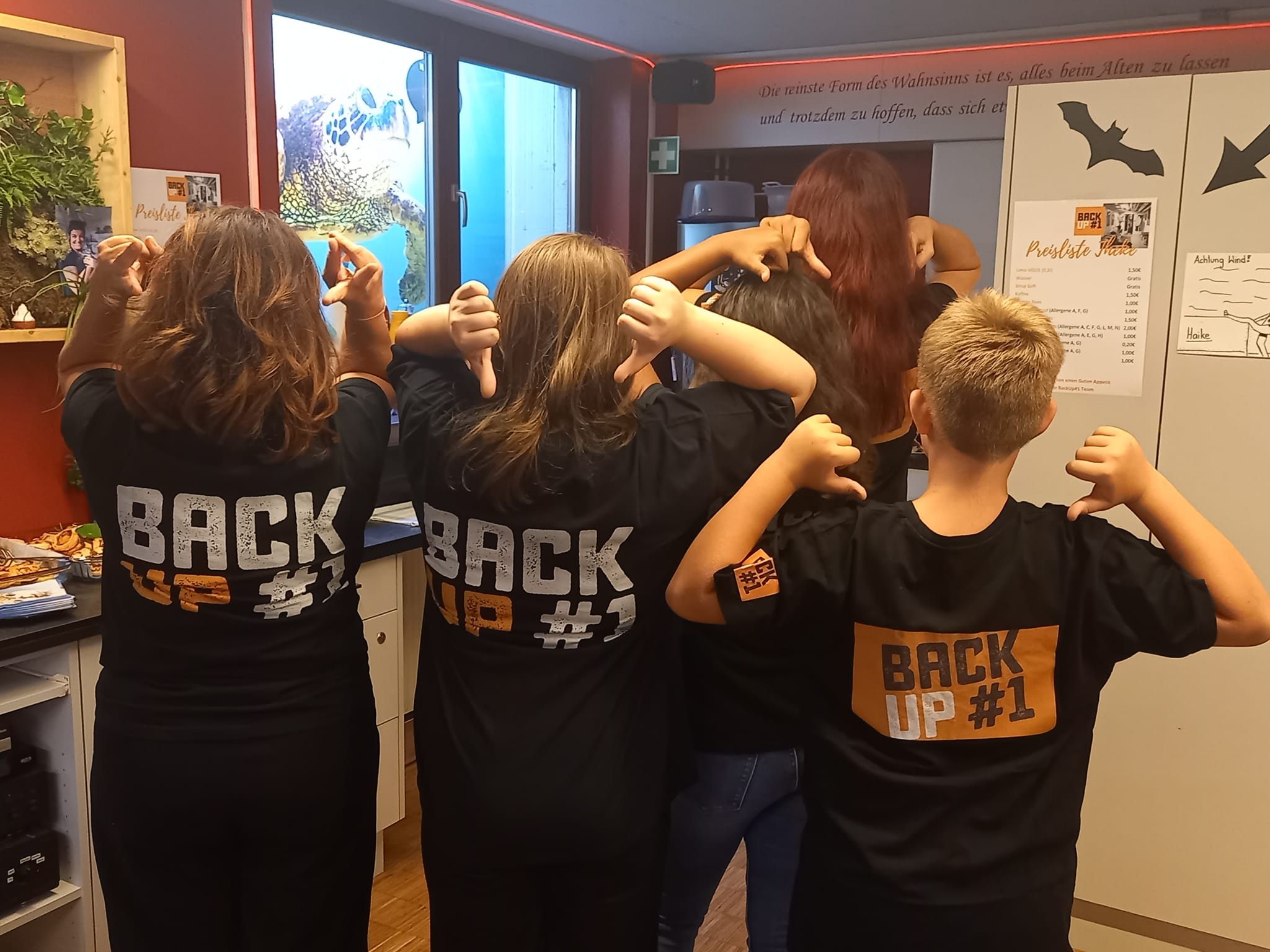 Stolz präsentierten die Altacher Kids ihren Jugendtreff BackUp#1