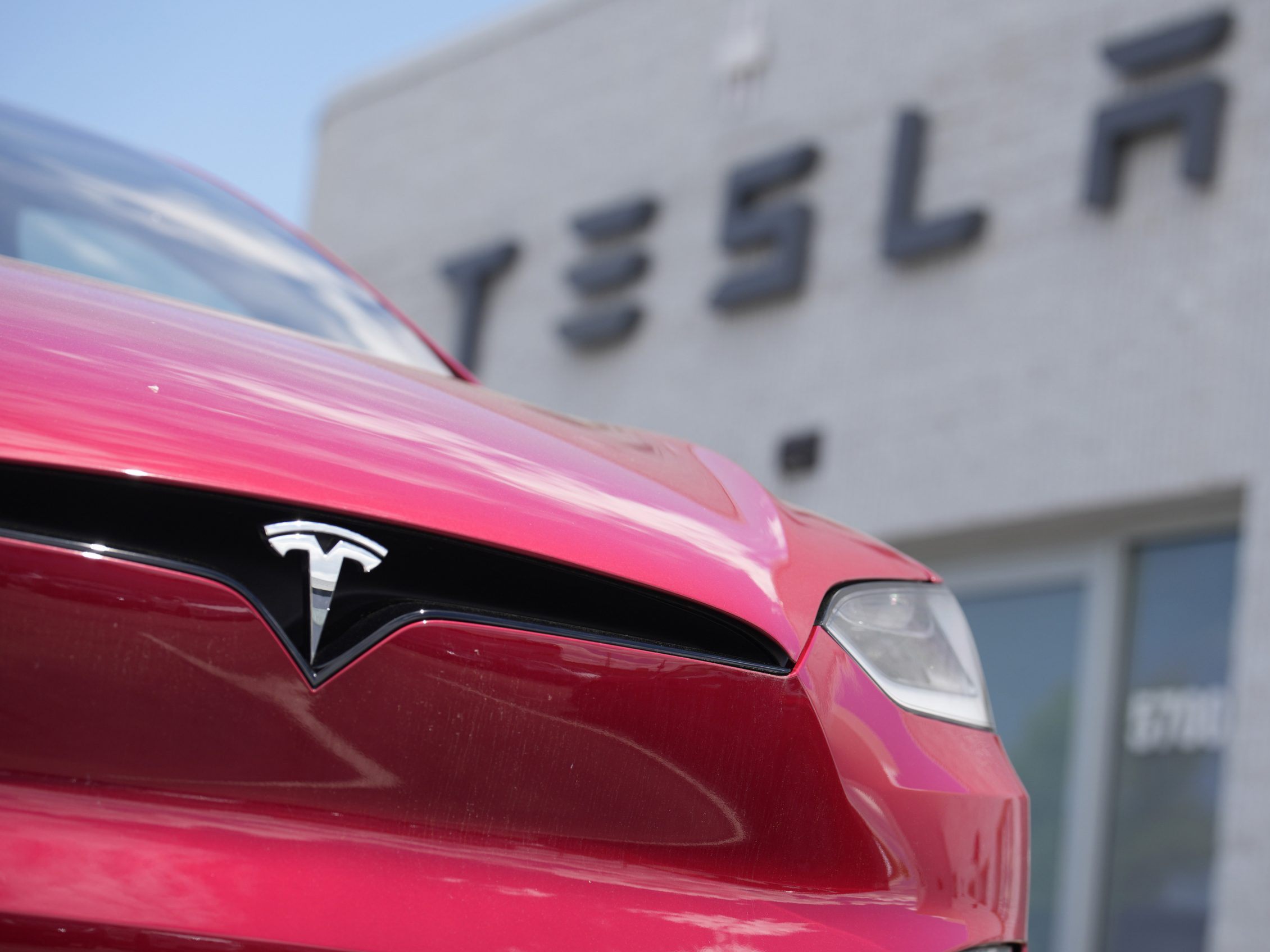 Tesla ruft fast 55.000 Model X zurück.