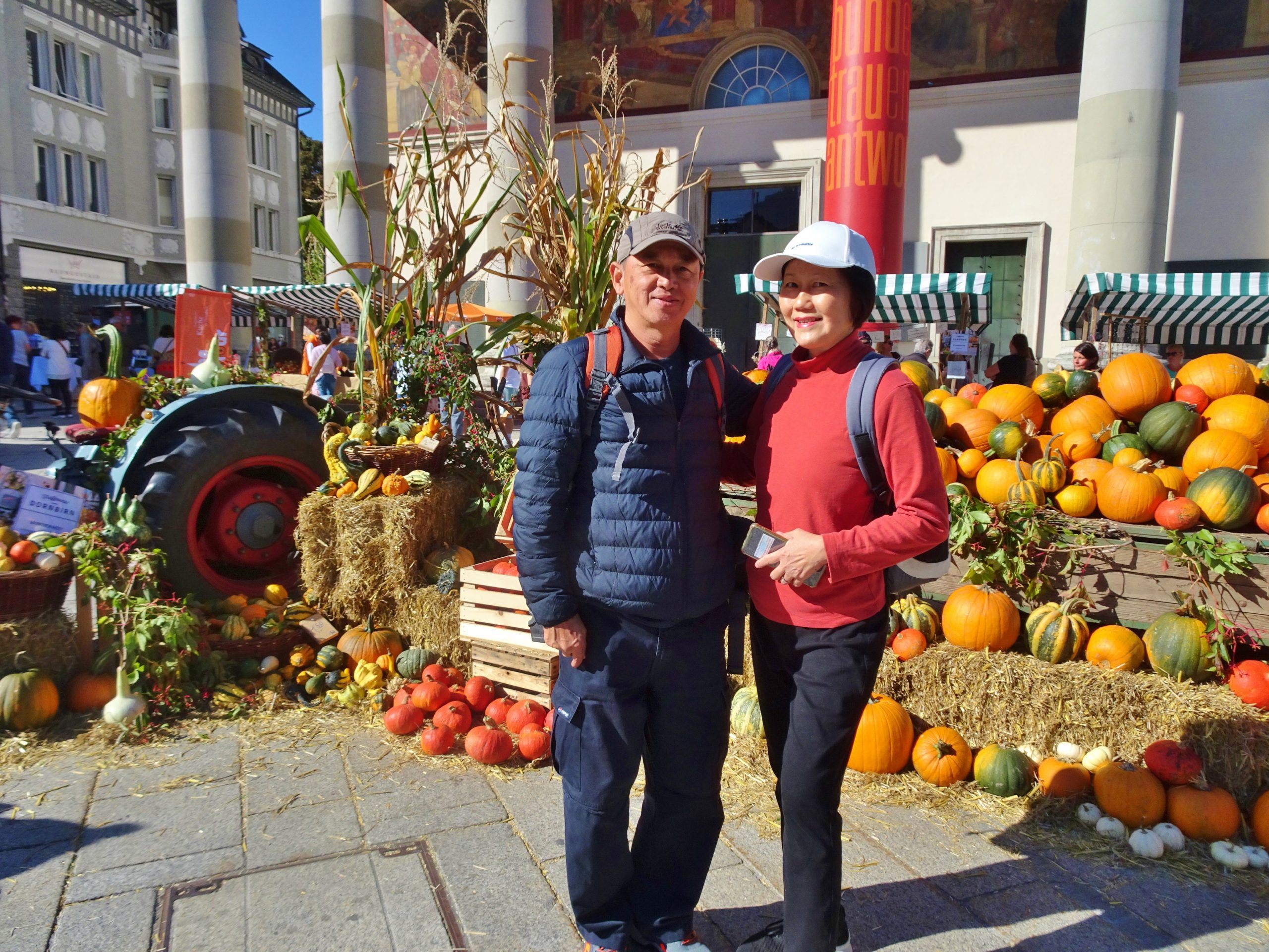 Brandon und Aileen aus Malaysia machten in ihrem Urlaub Stopp in Dornbirn und waren begeistert vom herbstlichen Flair rund um den Marktplatz.