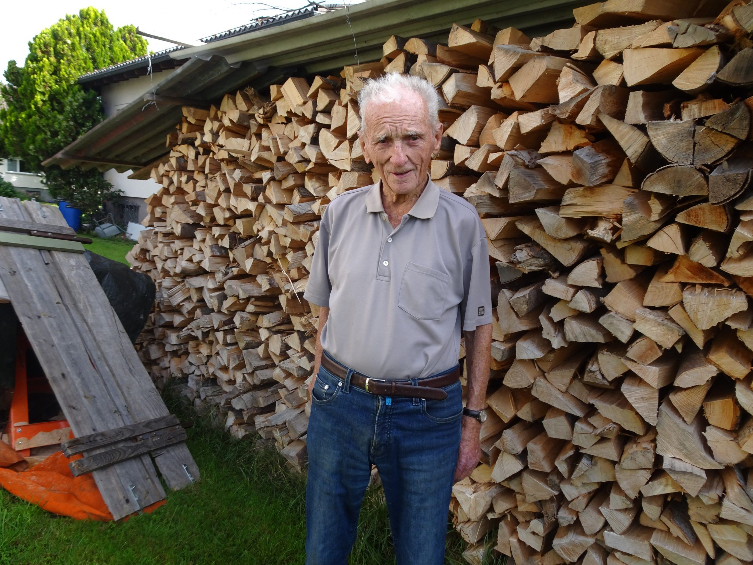 Der 92-jährige Engelbert Bader zeigt stolz das Holz, das er heuer schon verarbeitet hat. Der 92-jährige Engelbert Bader zeigt stolz das Holz, das er heuer schon verarbeitet hat.
