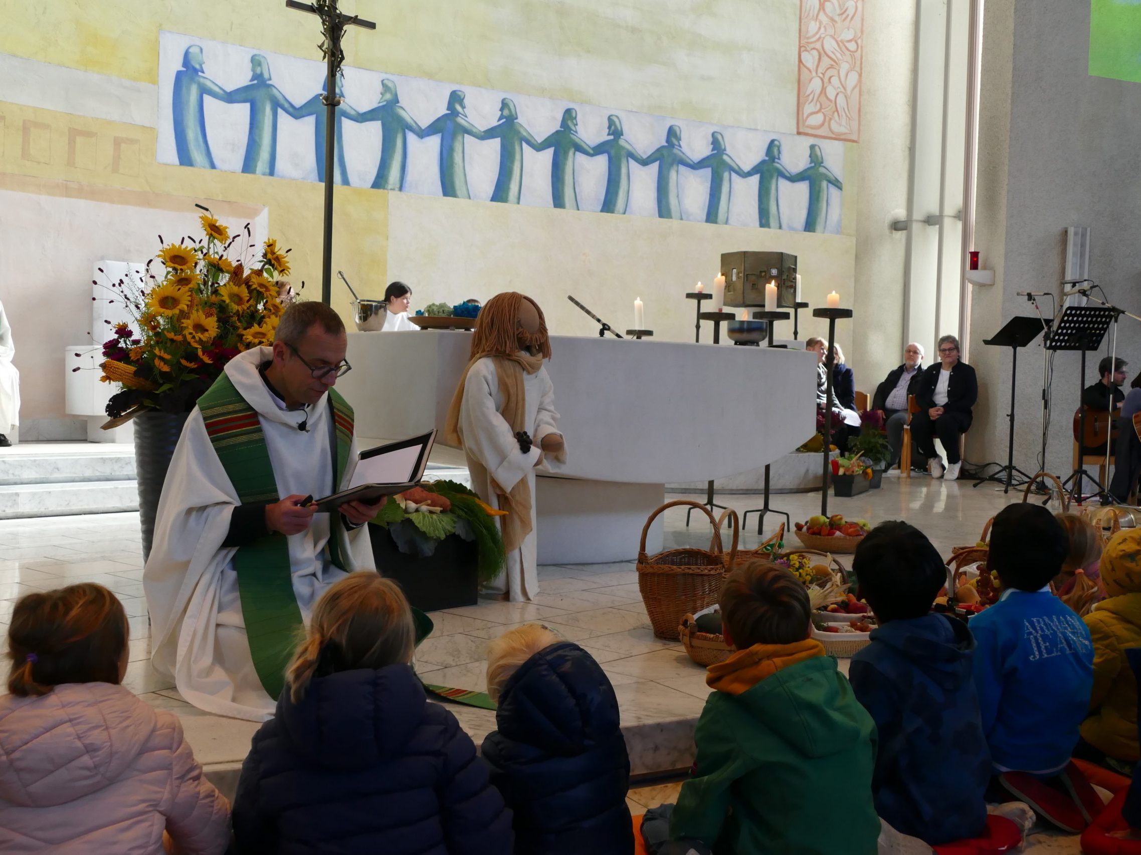 Pfarrer Dominik Toplek und das Pfarr-Team freuen sich auf zahlreiche Besucherinnen und Besucher beim diesjährigen Erntedank-Familiengottesdienst. Pfarrer Dominik Toplek und das Pfarr-Team freuen sich auf zahlreiche Besucherinnen und Besucher beim diesjährigen Erntedank-Familiengottesdienst.