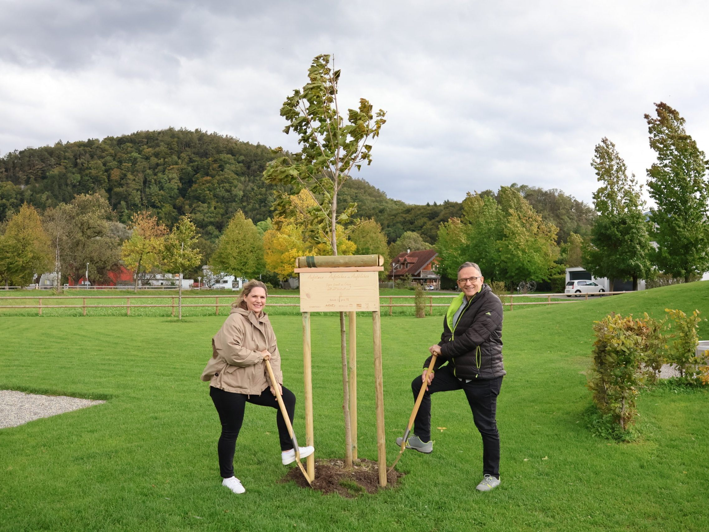 Daniela Ritter und Hannes Oberhauser bei der „Renew4grow“ - Baumpflanzaktion als Zeichen gegen Gewalt an Frauen