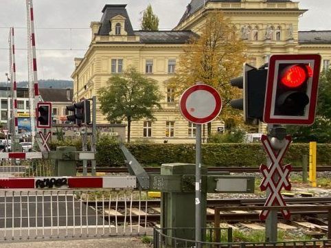 Dass man bei den Bahnübergängen in Bregenz nicht immer gleich lang warten muss, fällt auf. Dass man bei den Bahnübergängen in Bregenz nicht immer gleich lang warten muss, fällt auf.