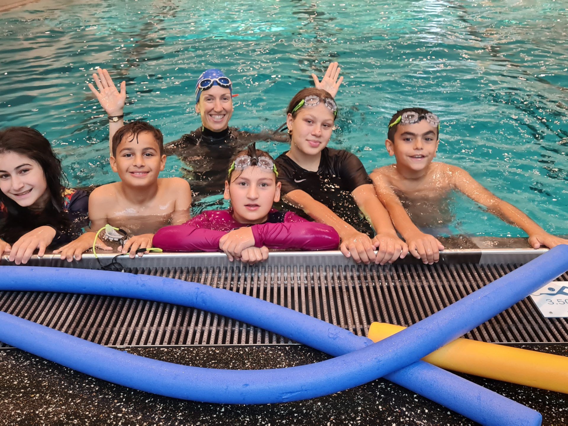 Gemeinsam mit Schwimmtrainerin Nicole Del Missier wurde im Stadtbad fleißig geübt.